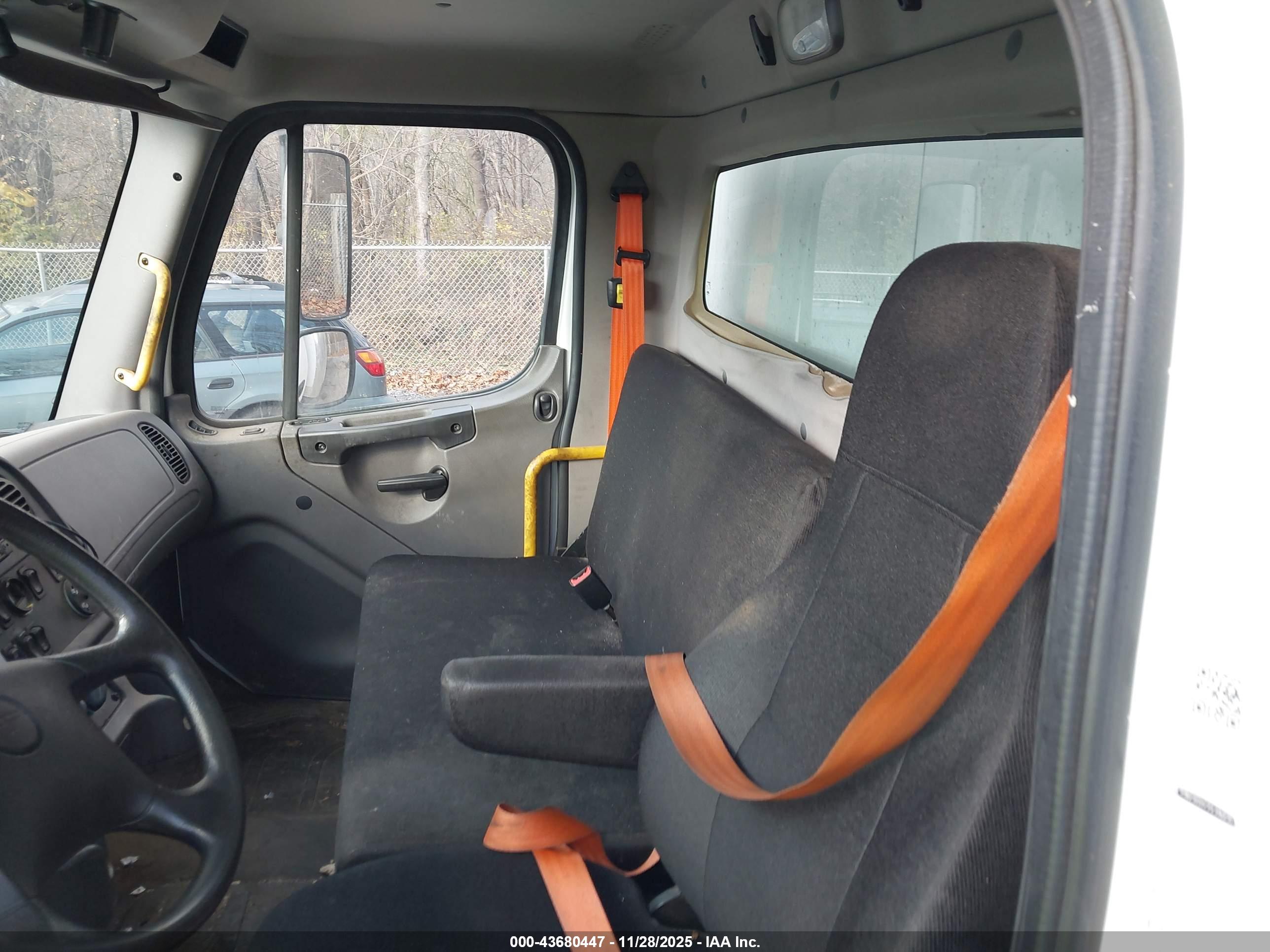 FREIGHTLINER M2 image 8