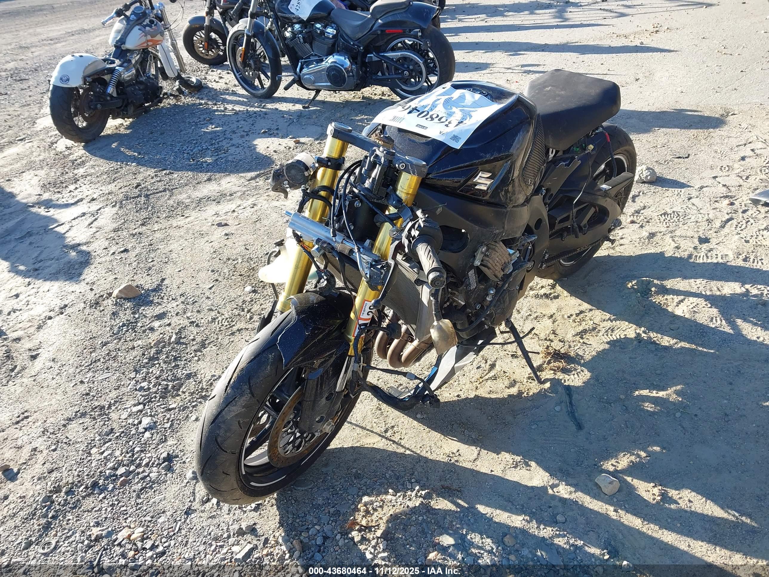 SUZUKI GSX-R750 image 2