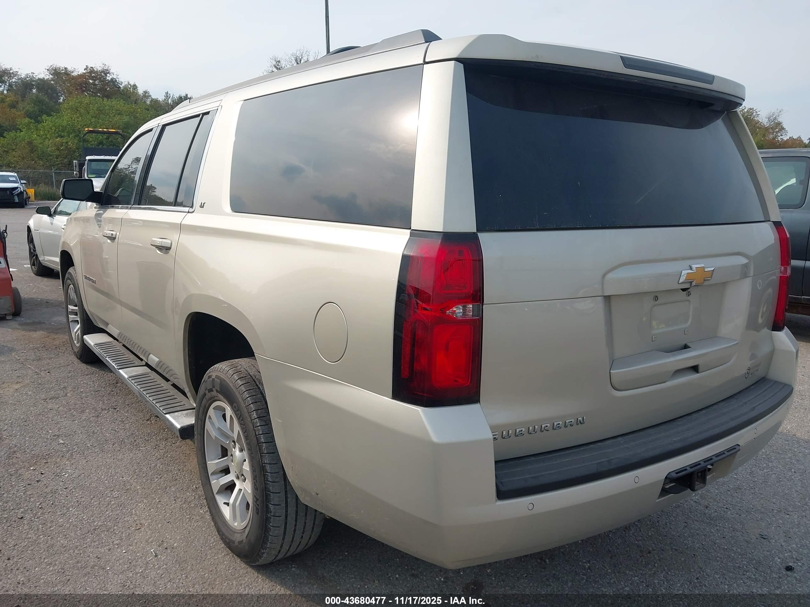 CHEVROLET SUBURBAN image 3