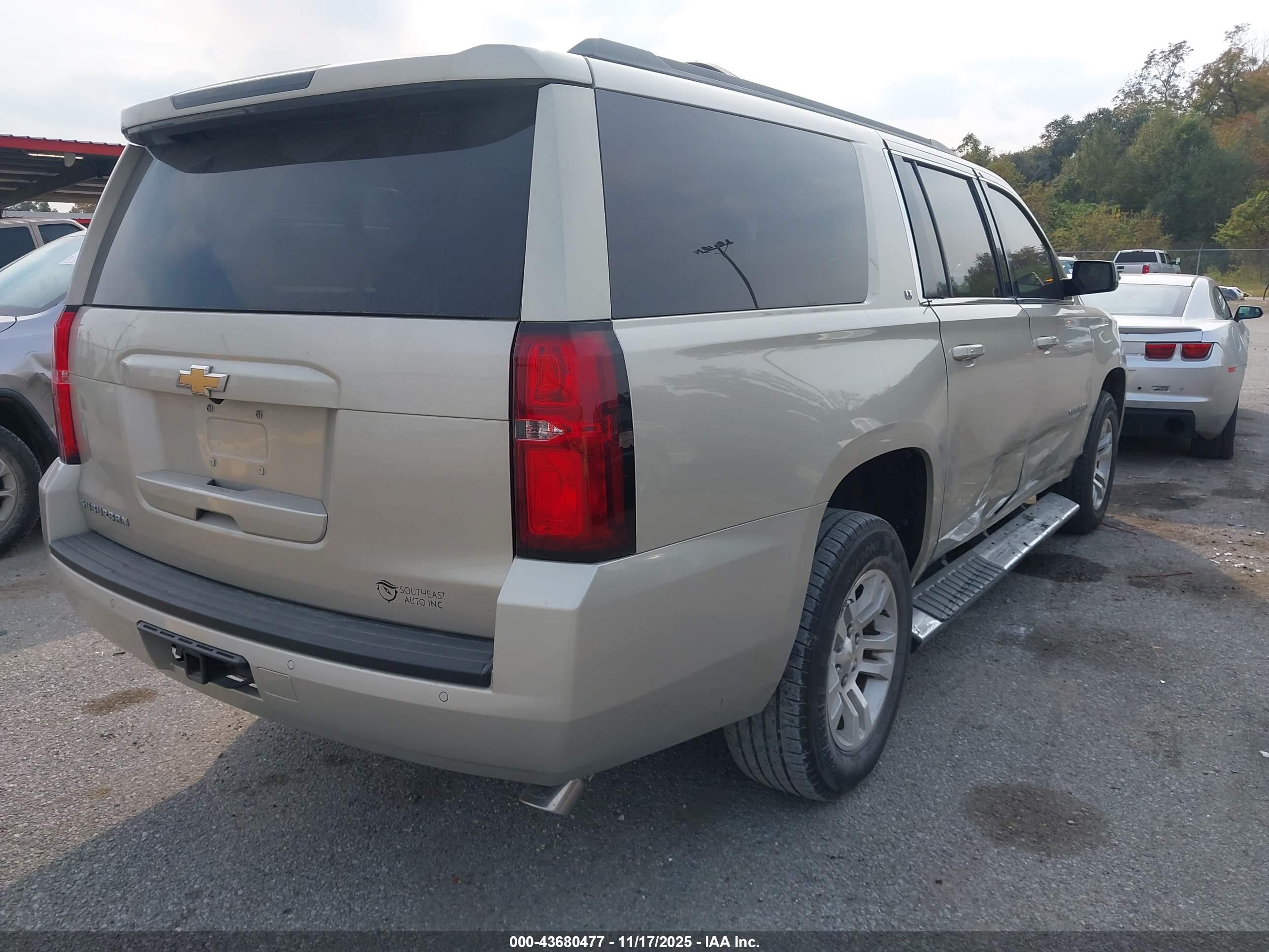 CHEVROLET SUBURBAN image 4