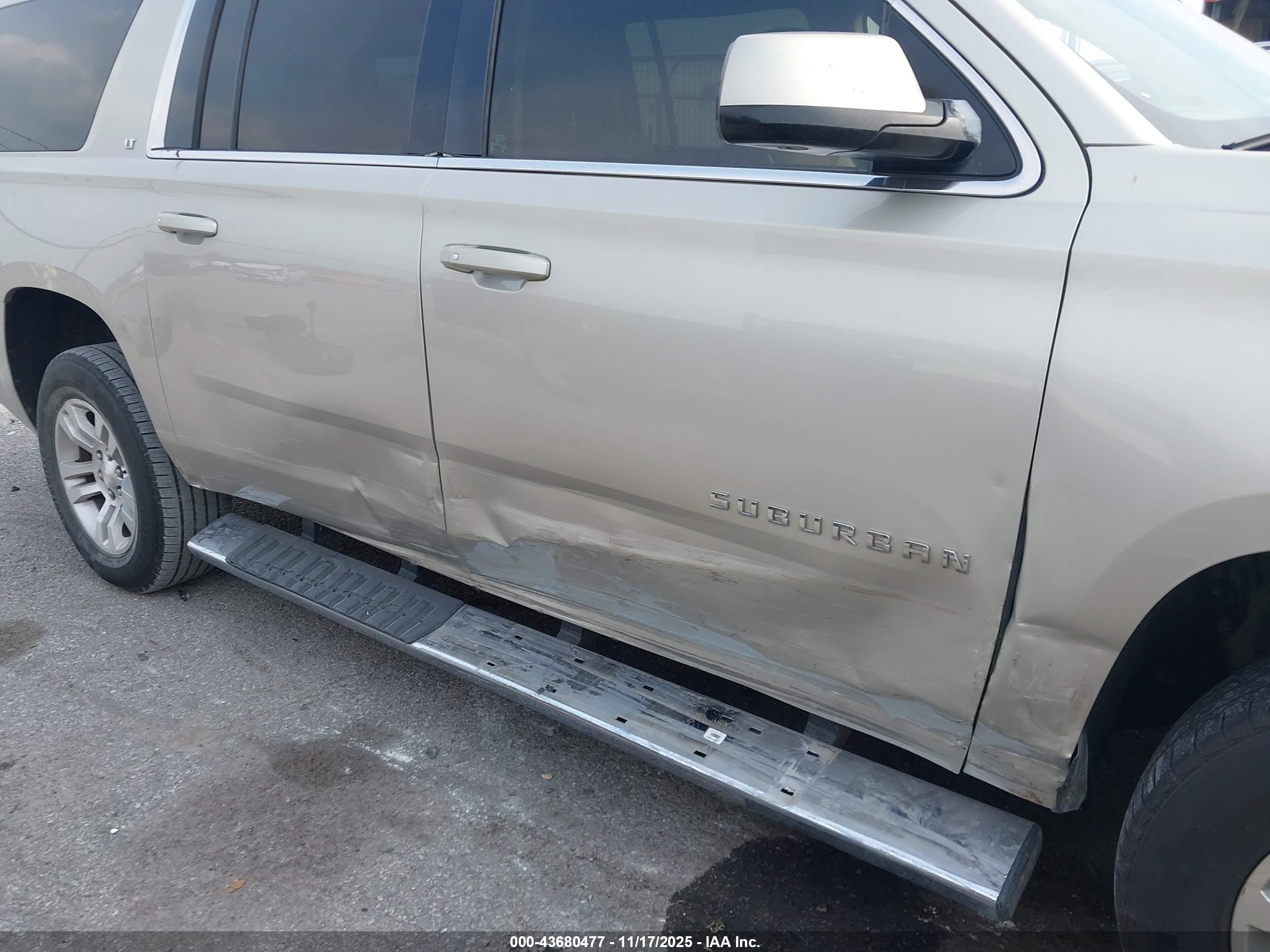 CHEVROLET SUBURBAN image 6