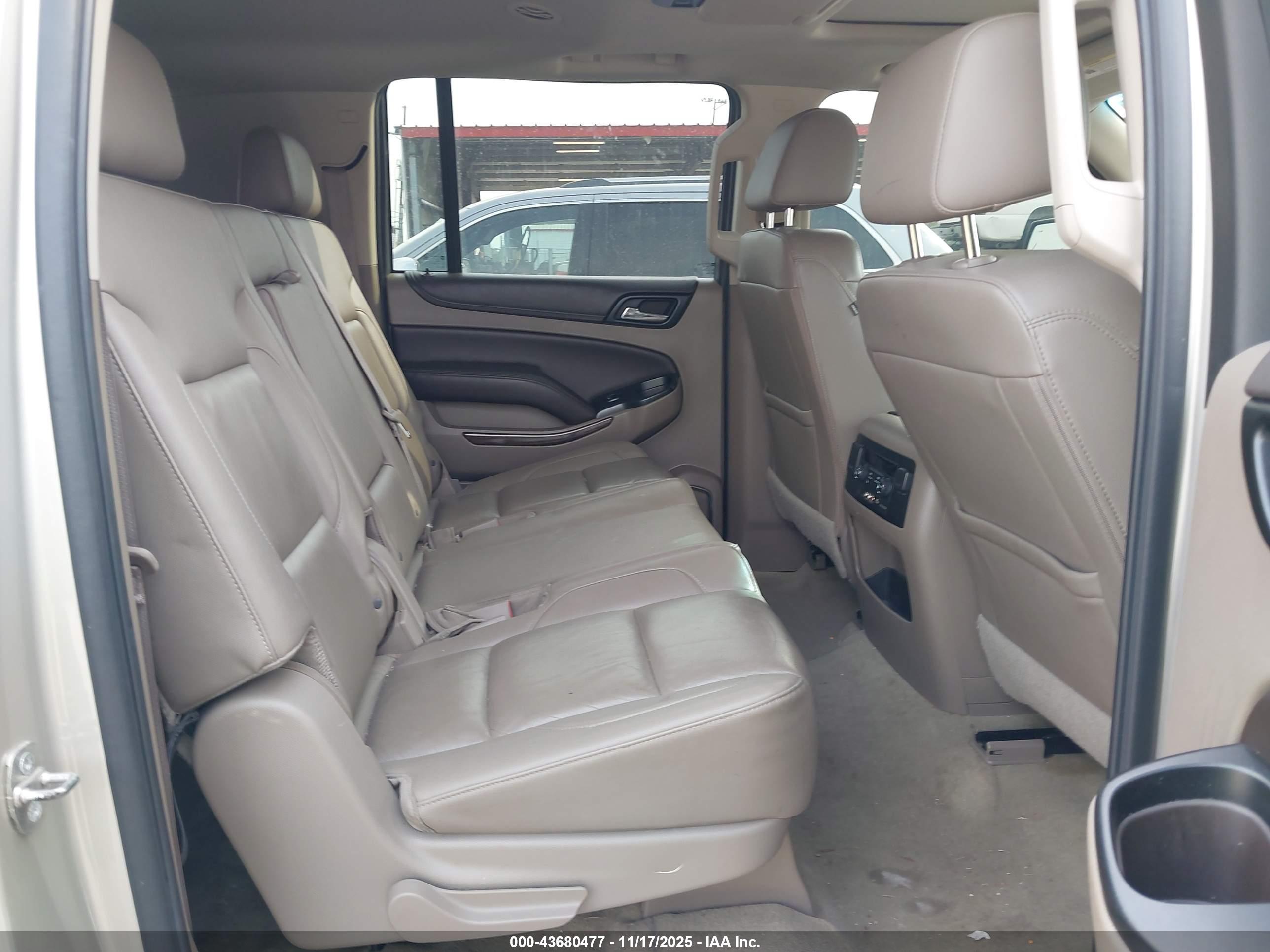 CHEVROLET SUBURBAN image 8