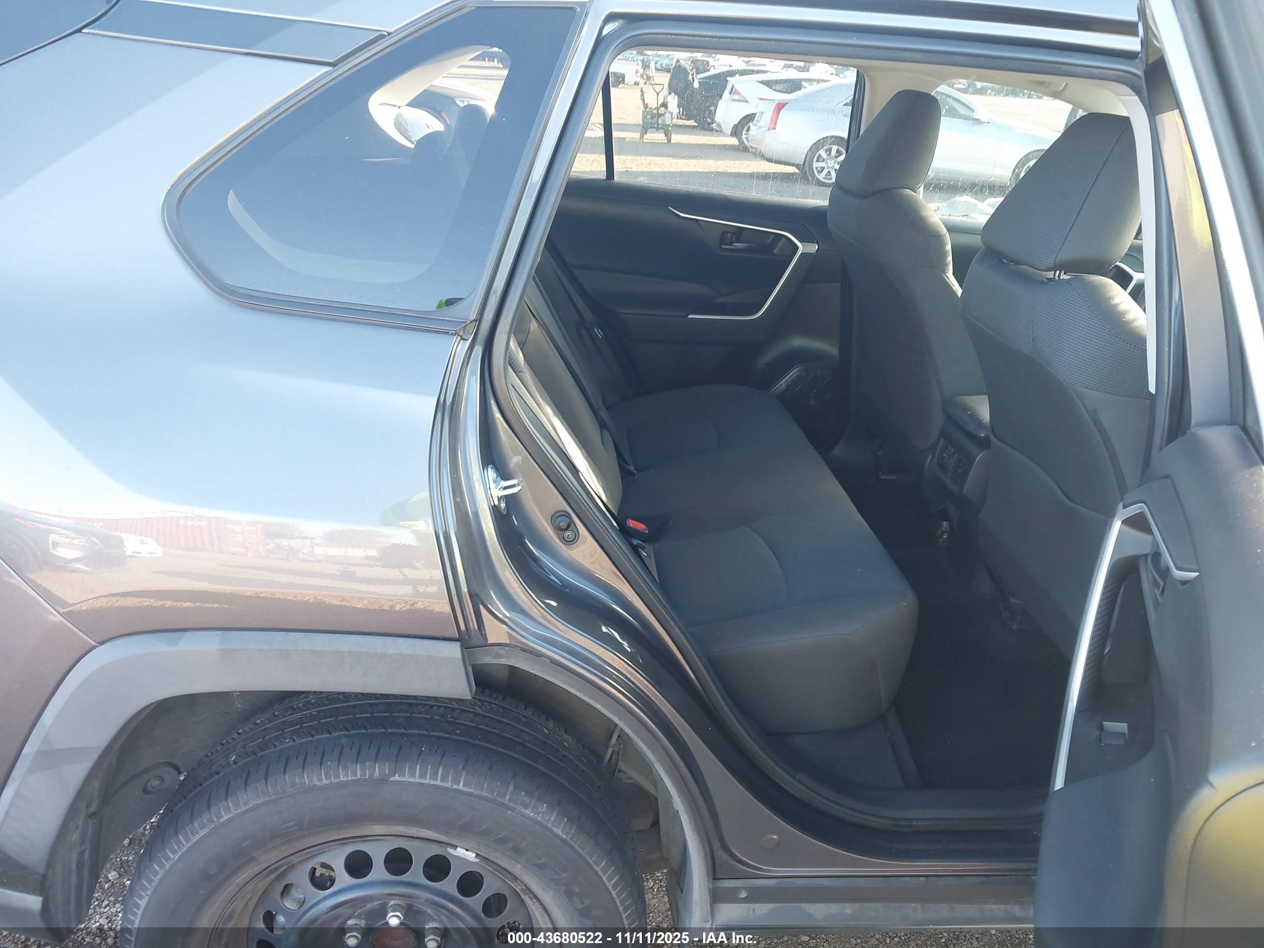 TOYOTA RAV4 image 8