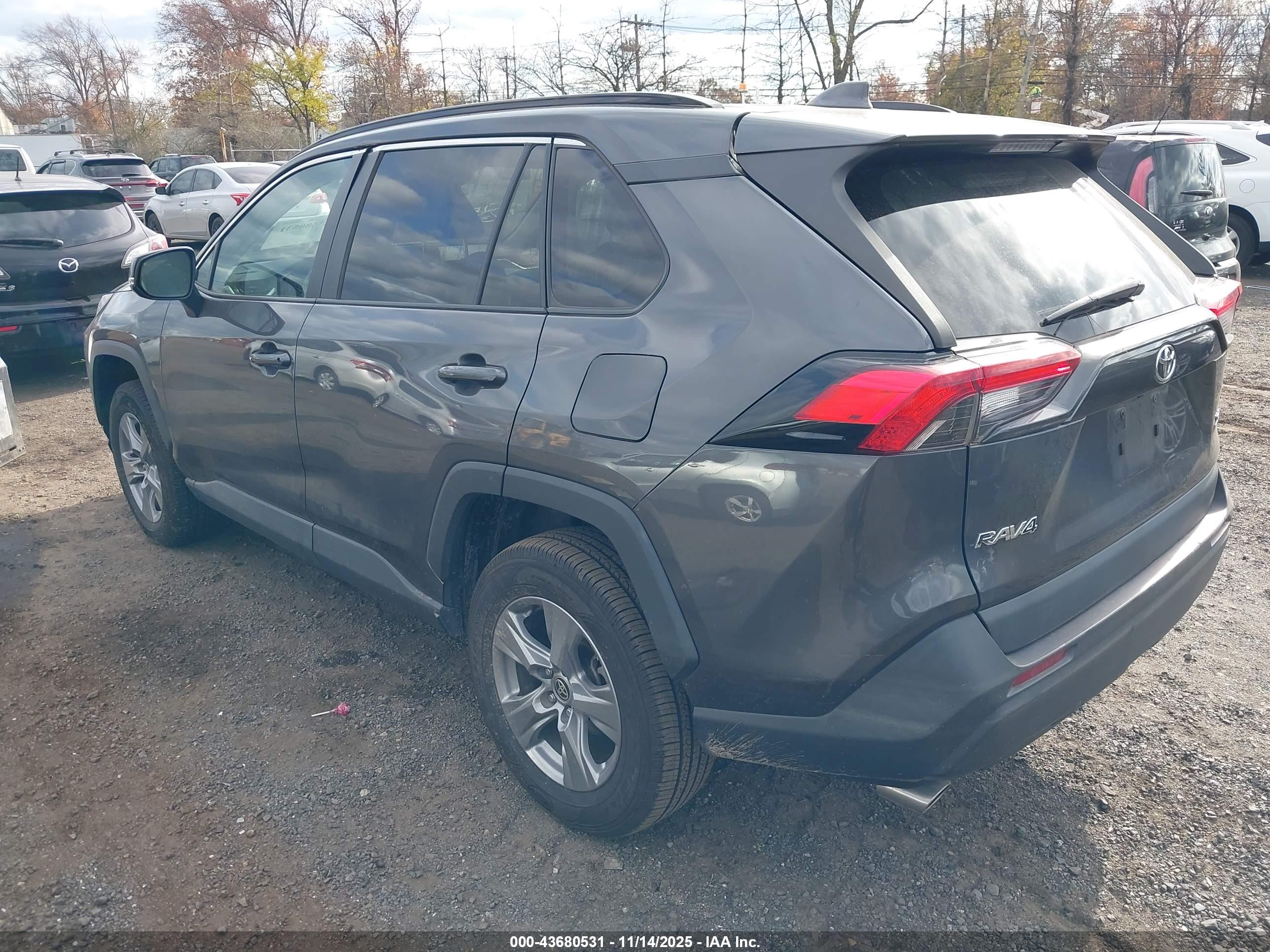 TOYOTA RAV4 image 3