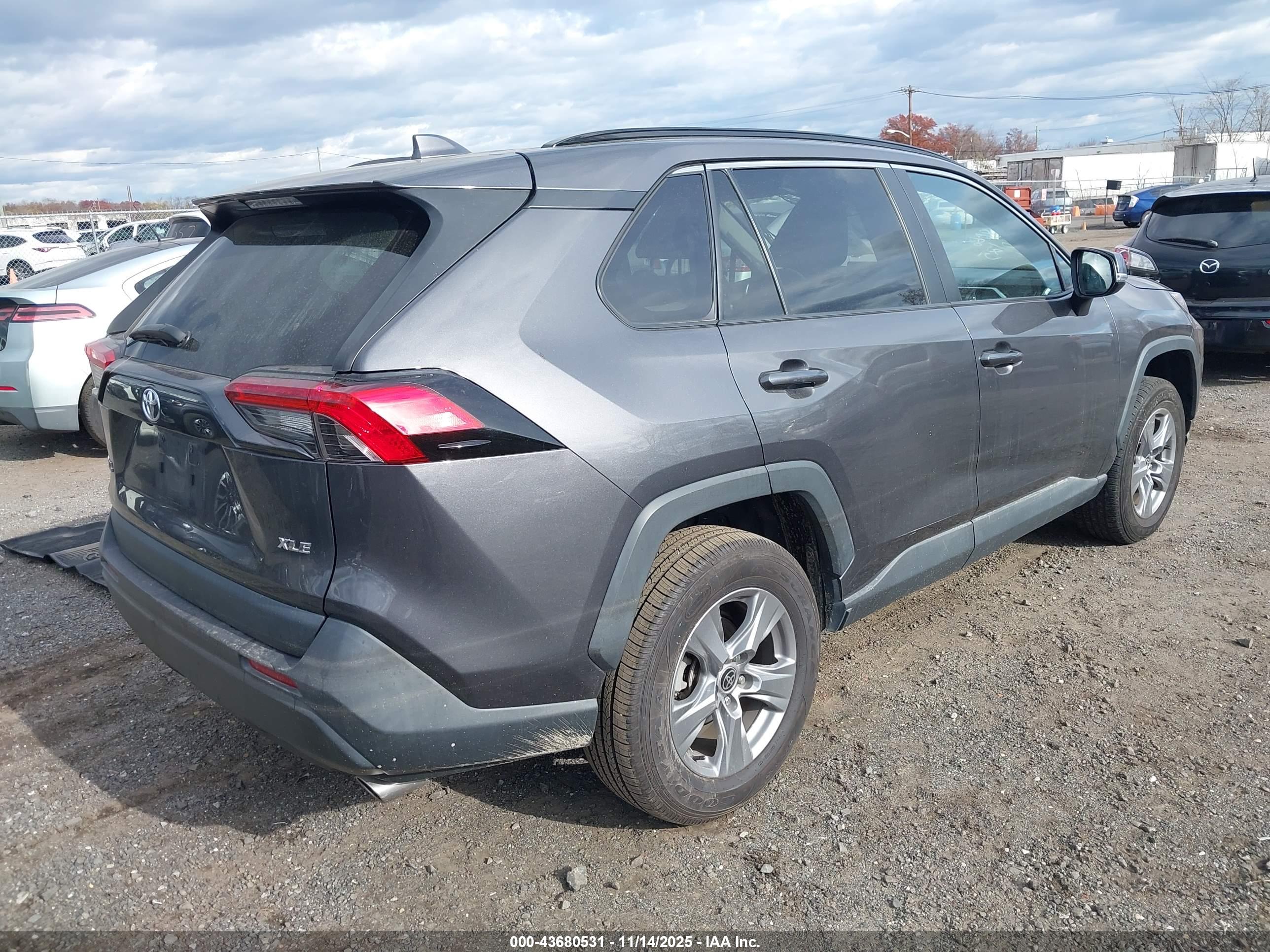 TOYOTA RAV4 image 4
