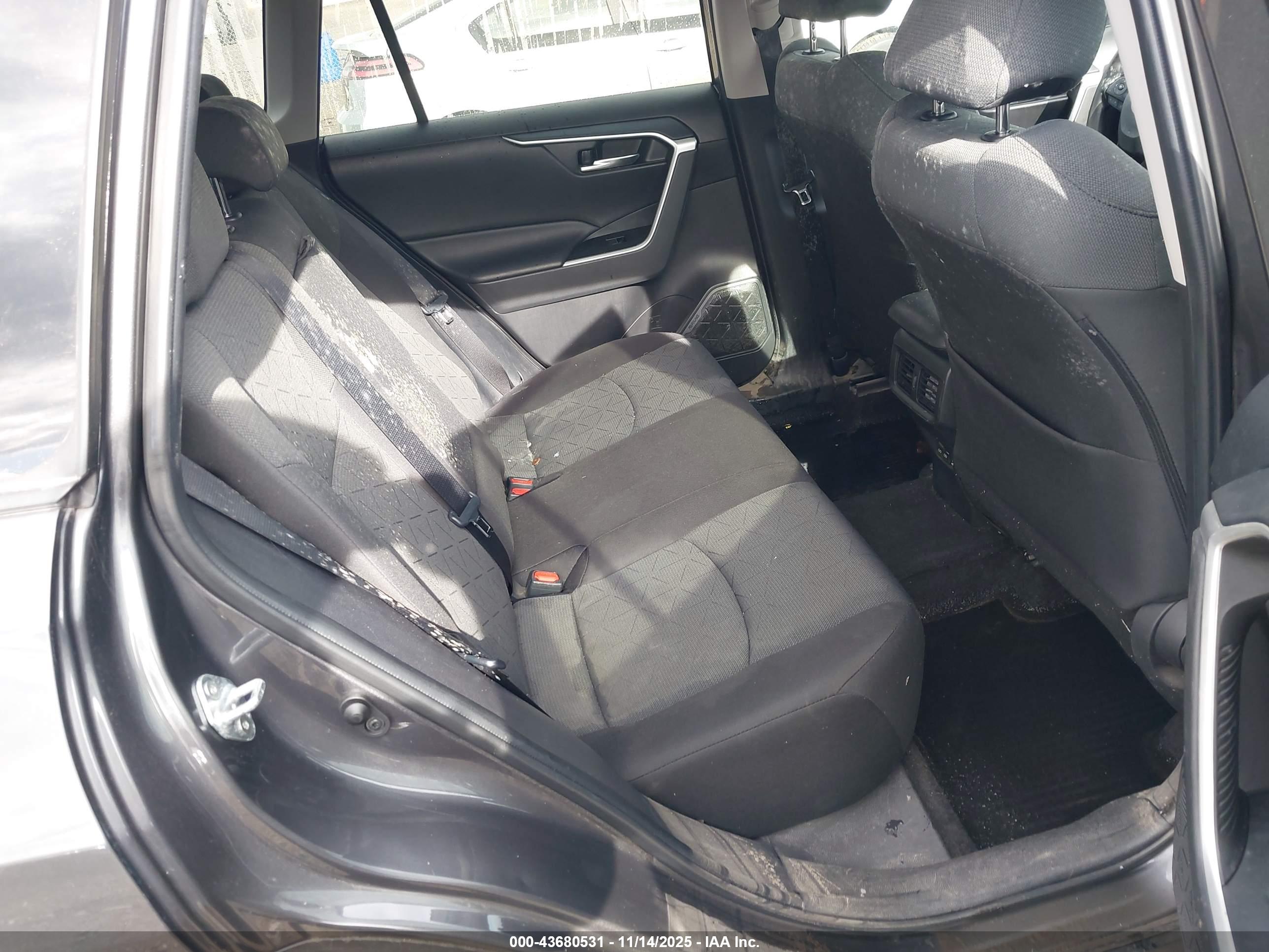 TOYOTA RAV4 image 8