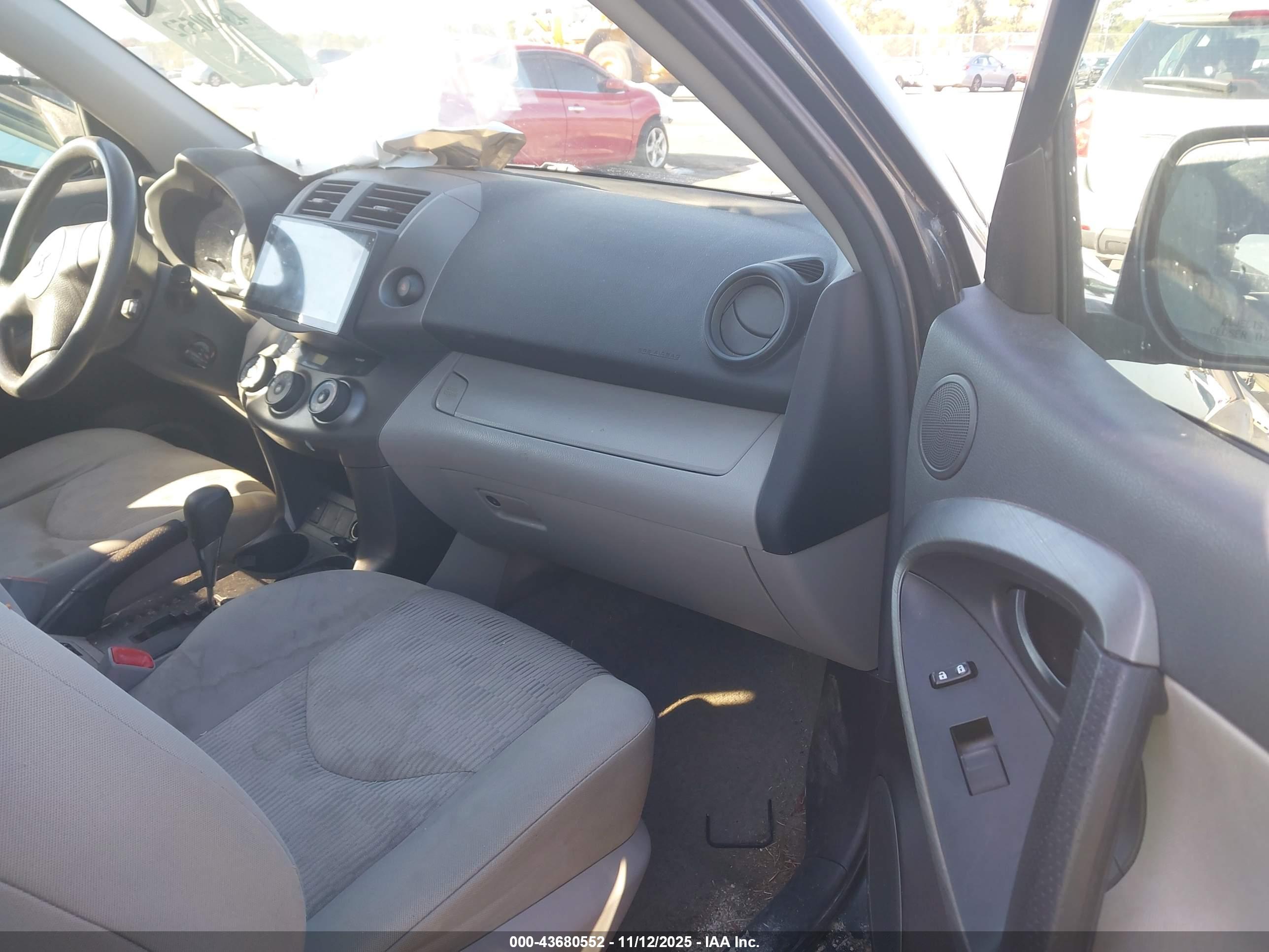 TOYOTA RAV4 image 5