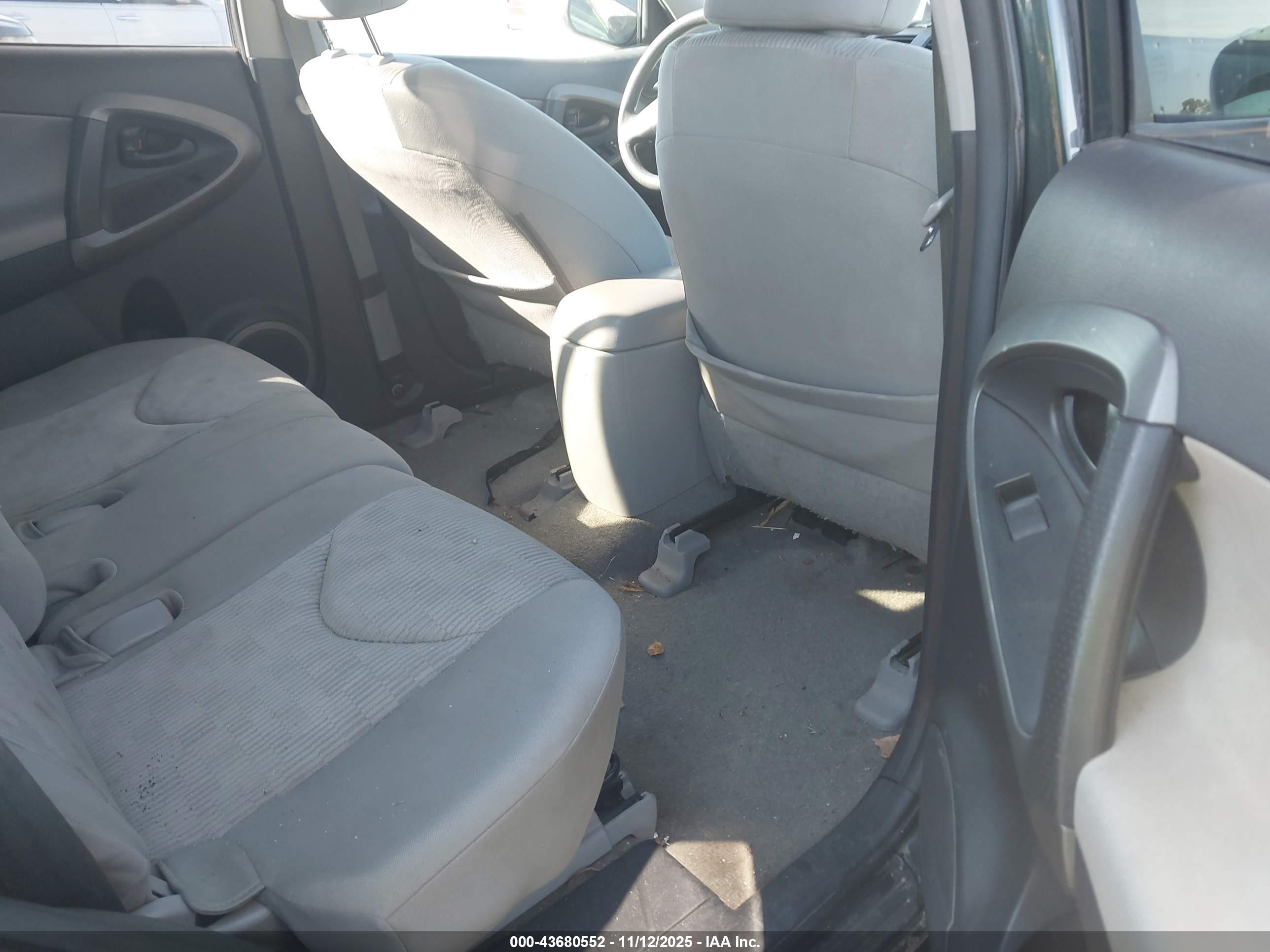 TOYOTA RAV4 image 8