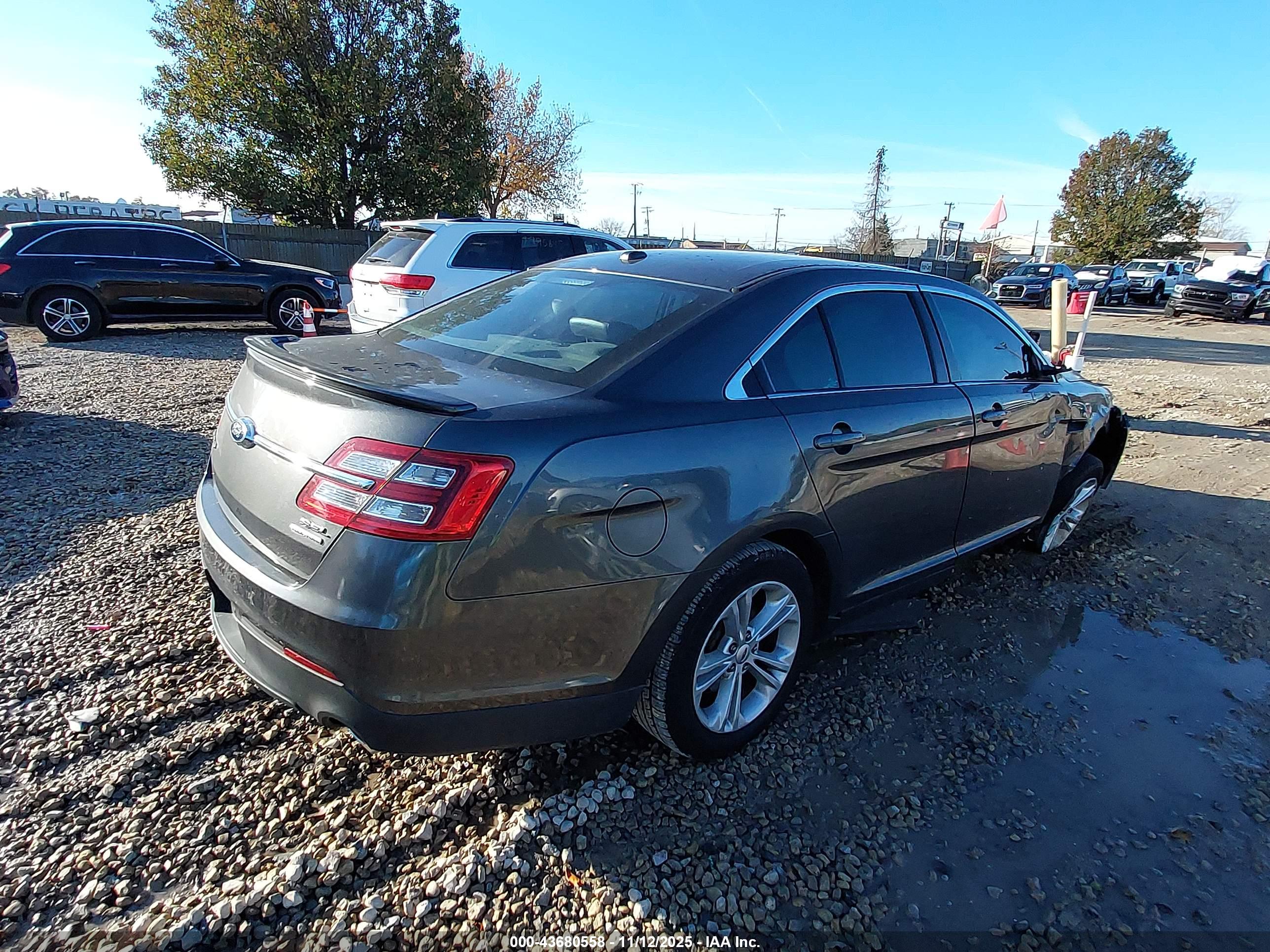 FORD TAURUS image 4