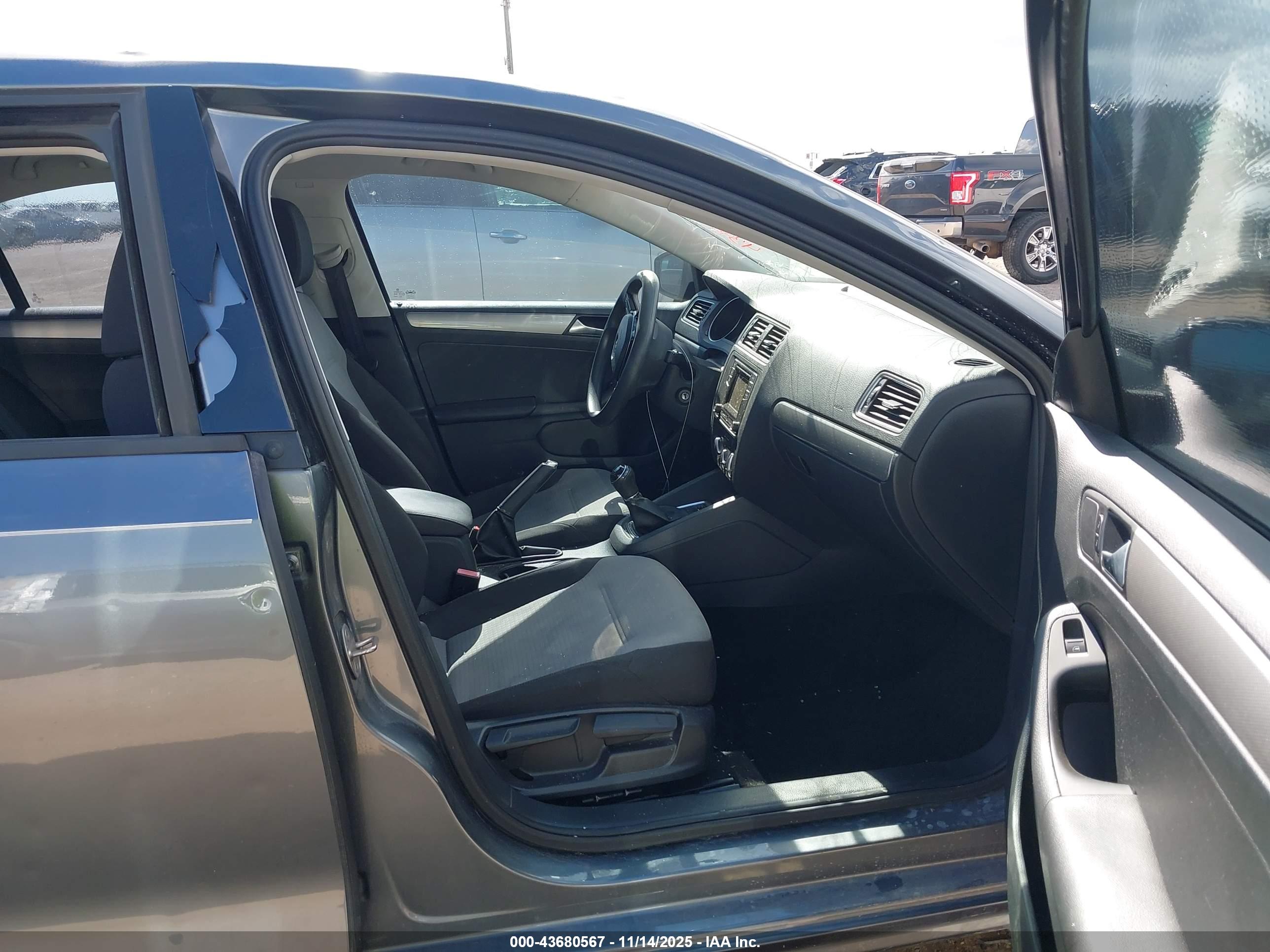 VOLKSWAGEN JETTA image 5