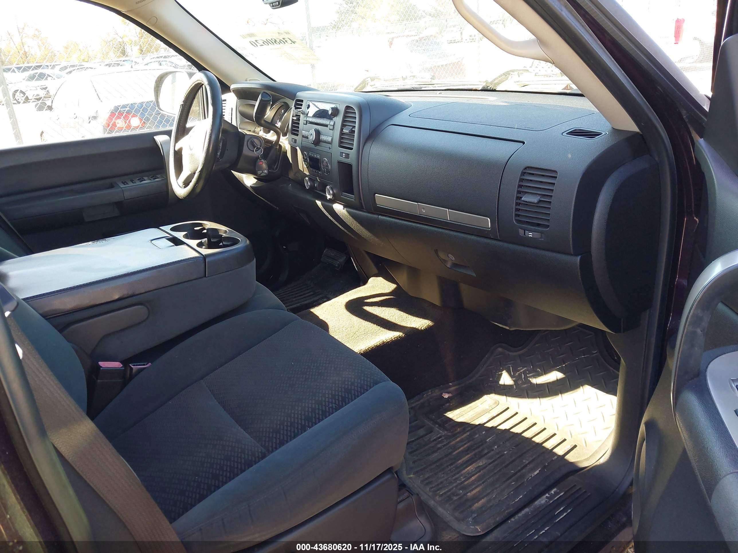 CHEVROLET SILVERADO image 5