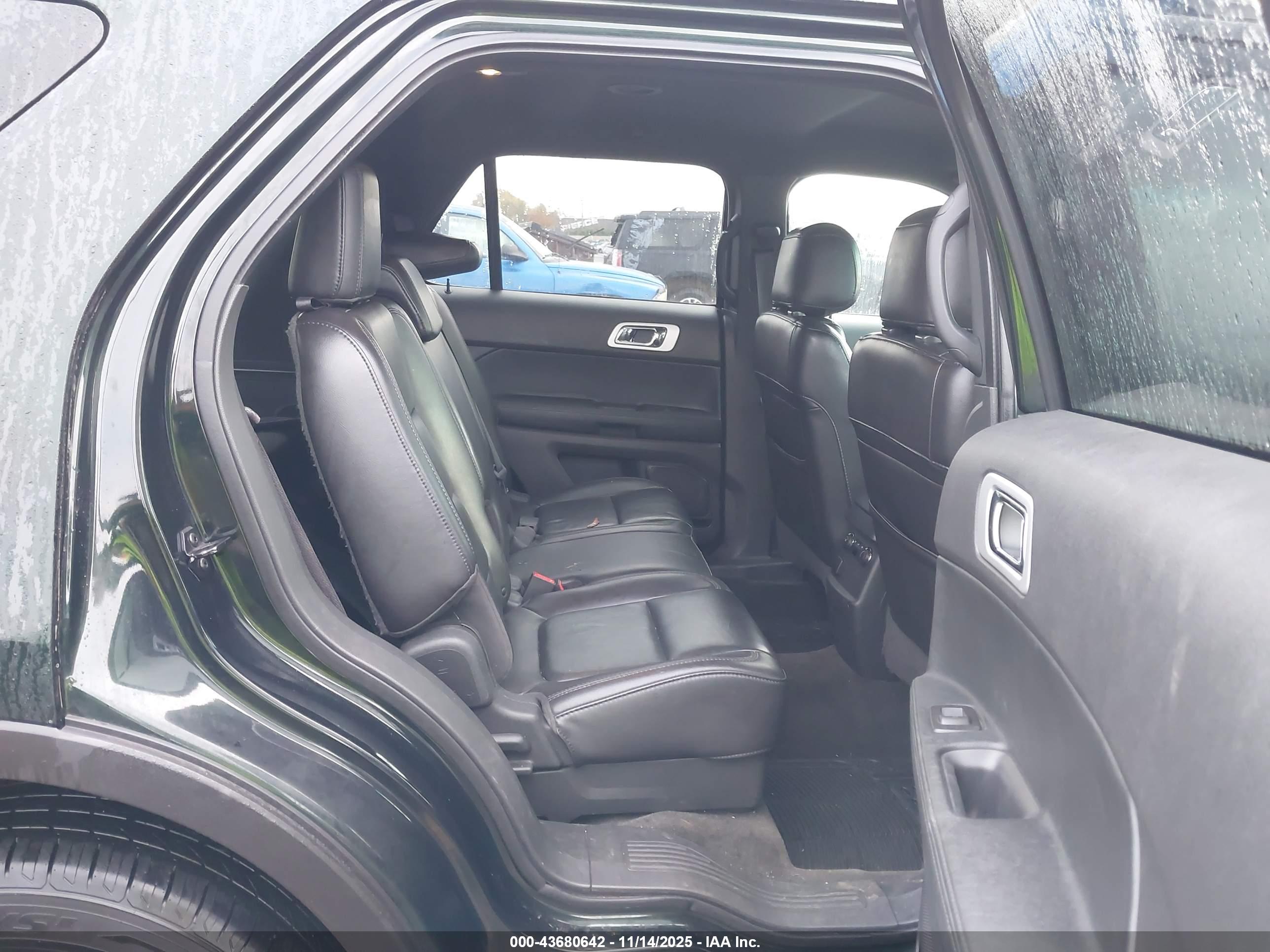 FORD EXPLORER image 8