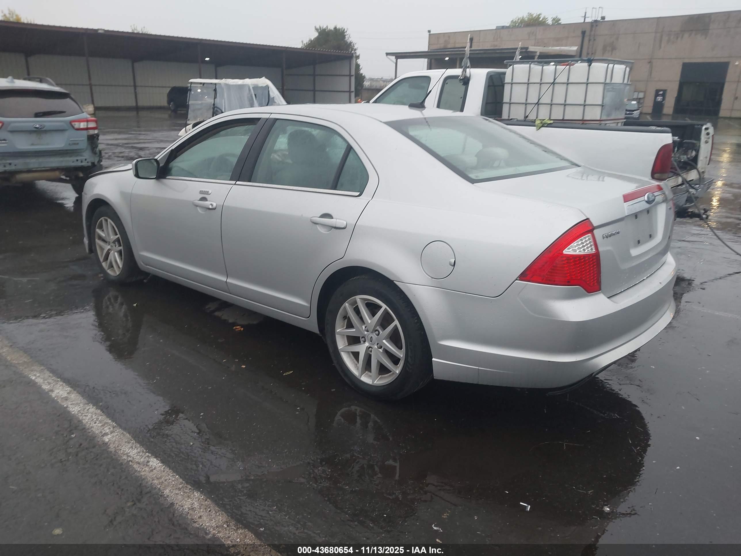 FORD FUSION image 3