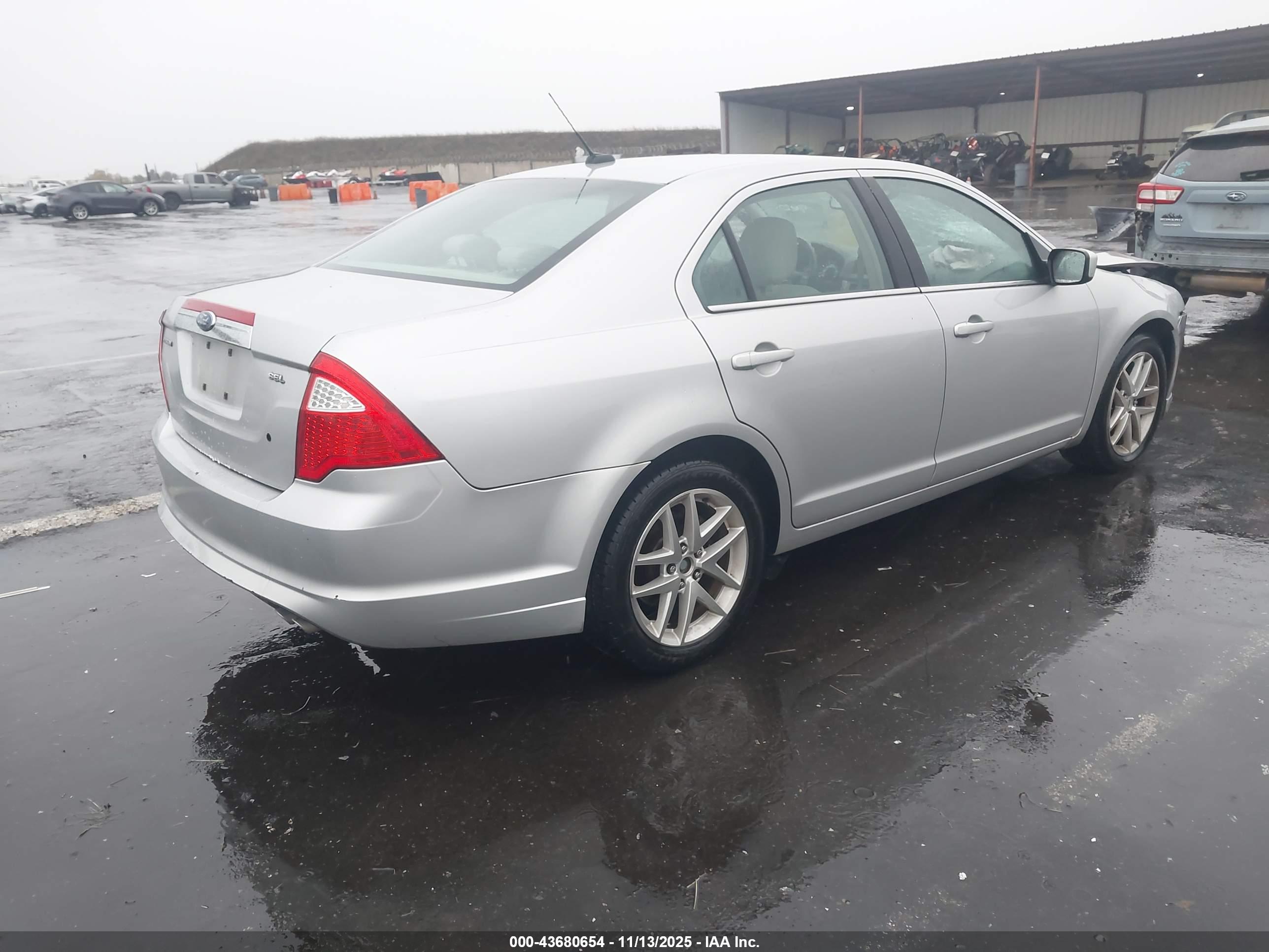 FORD FUSION image 4