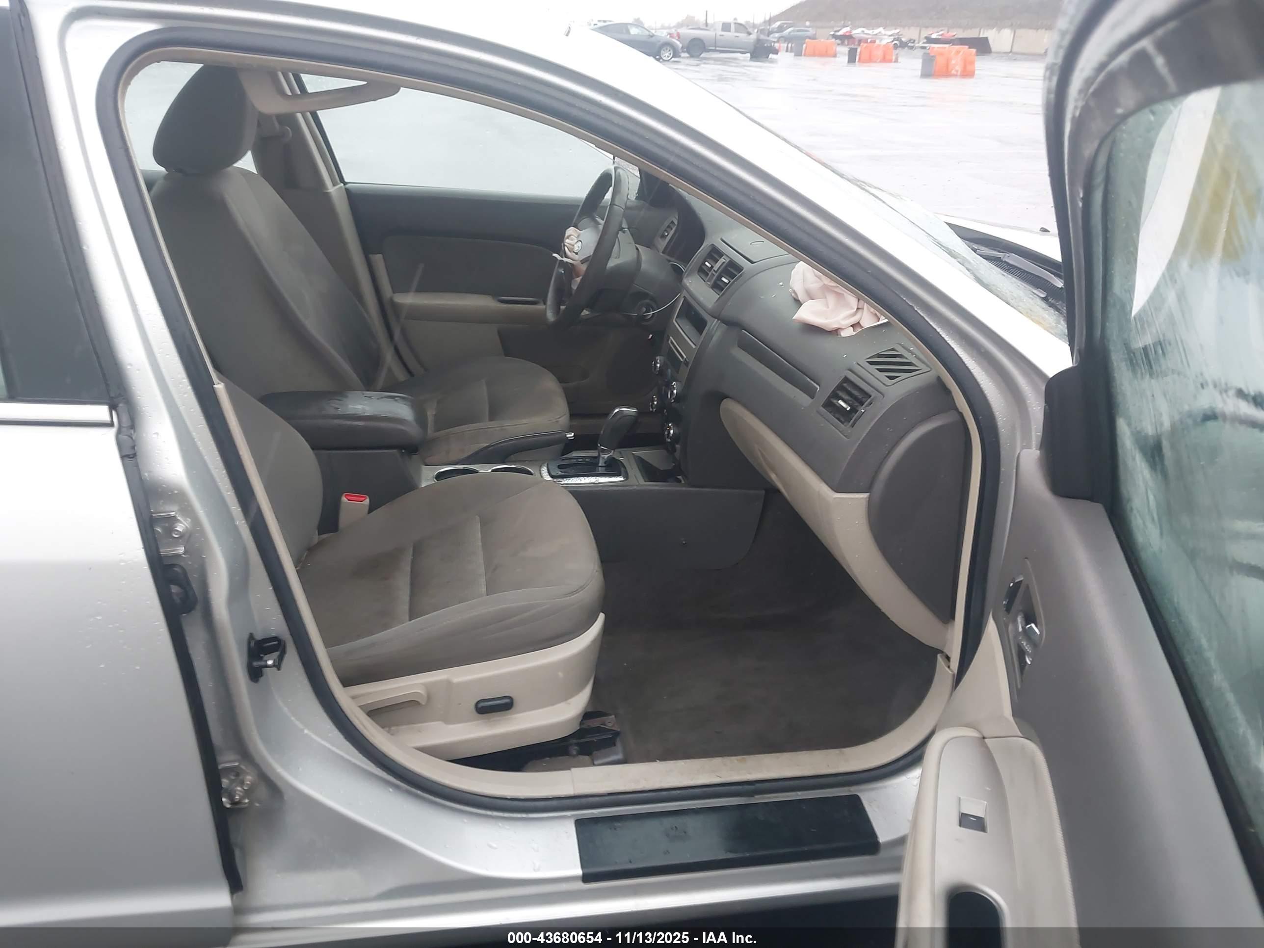 FORD FUSION image 5