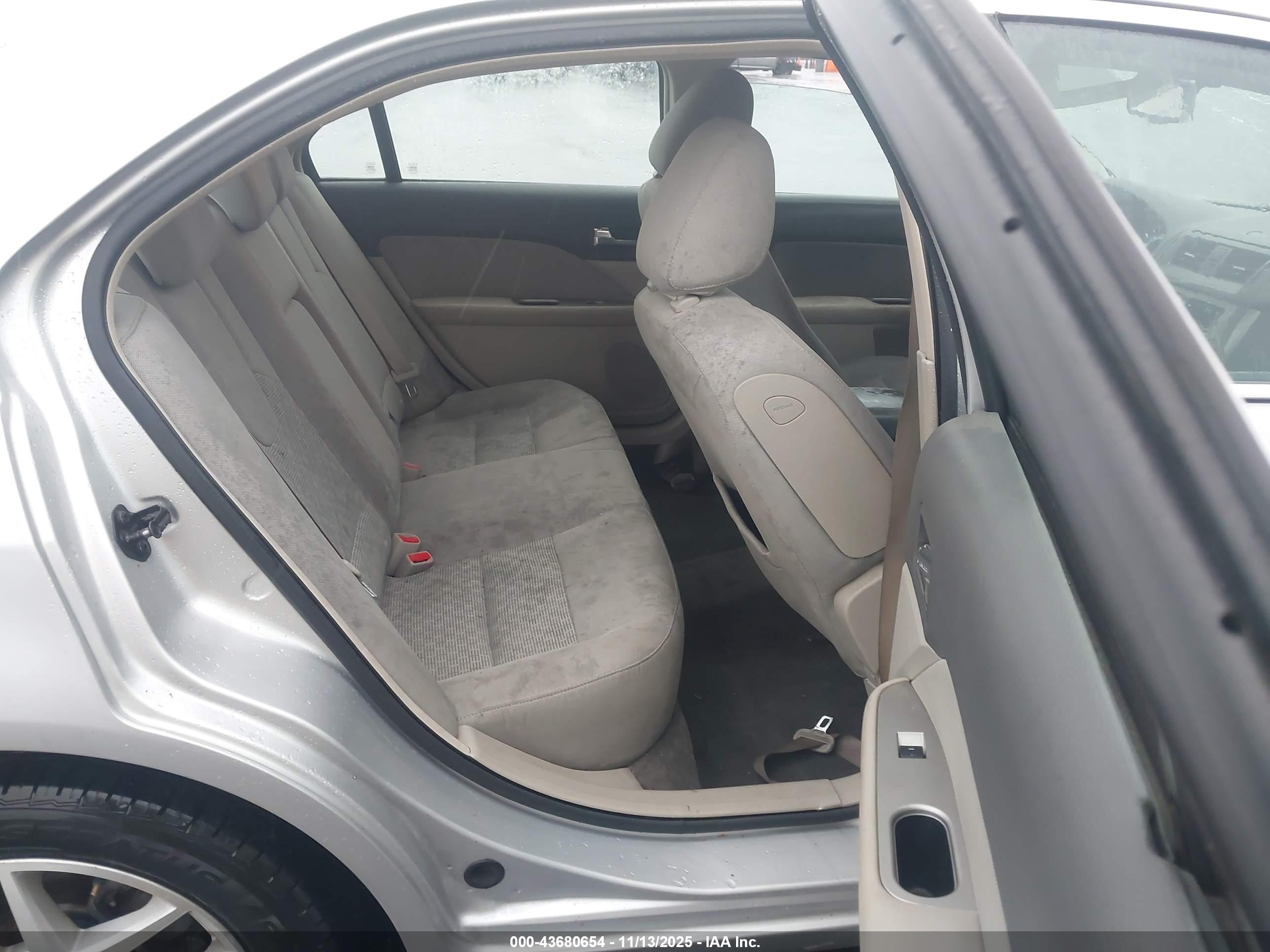 FORD FUSION image 8