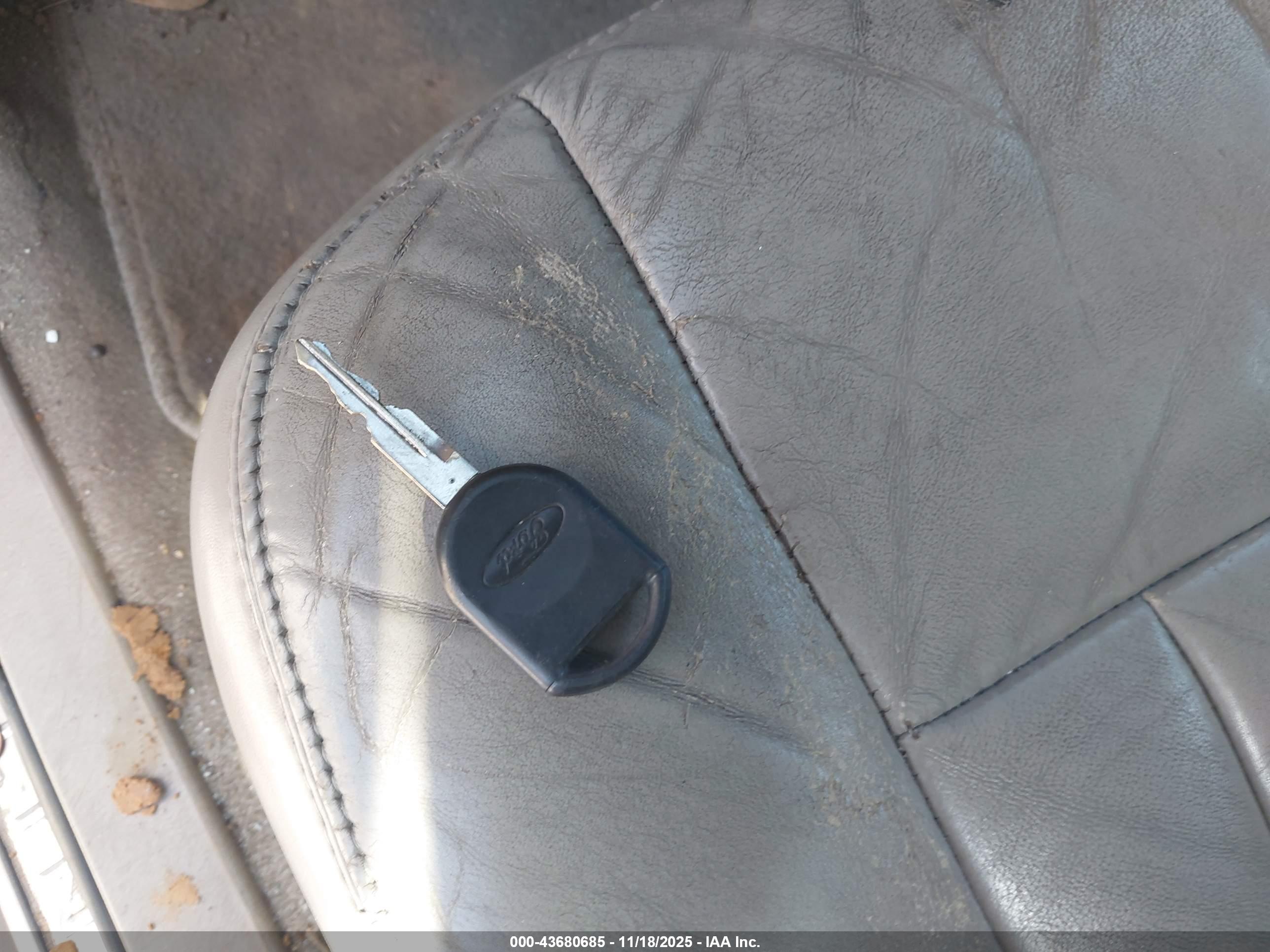 LINCOLN TOWN image 11