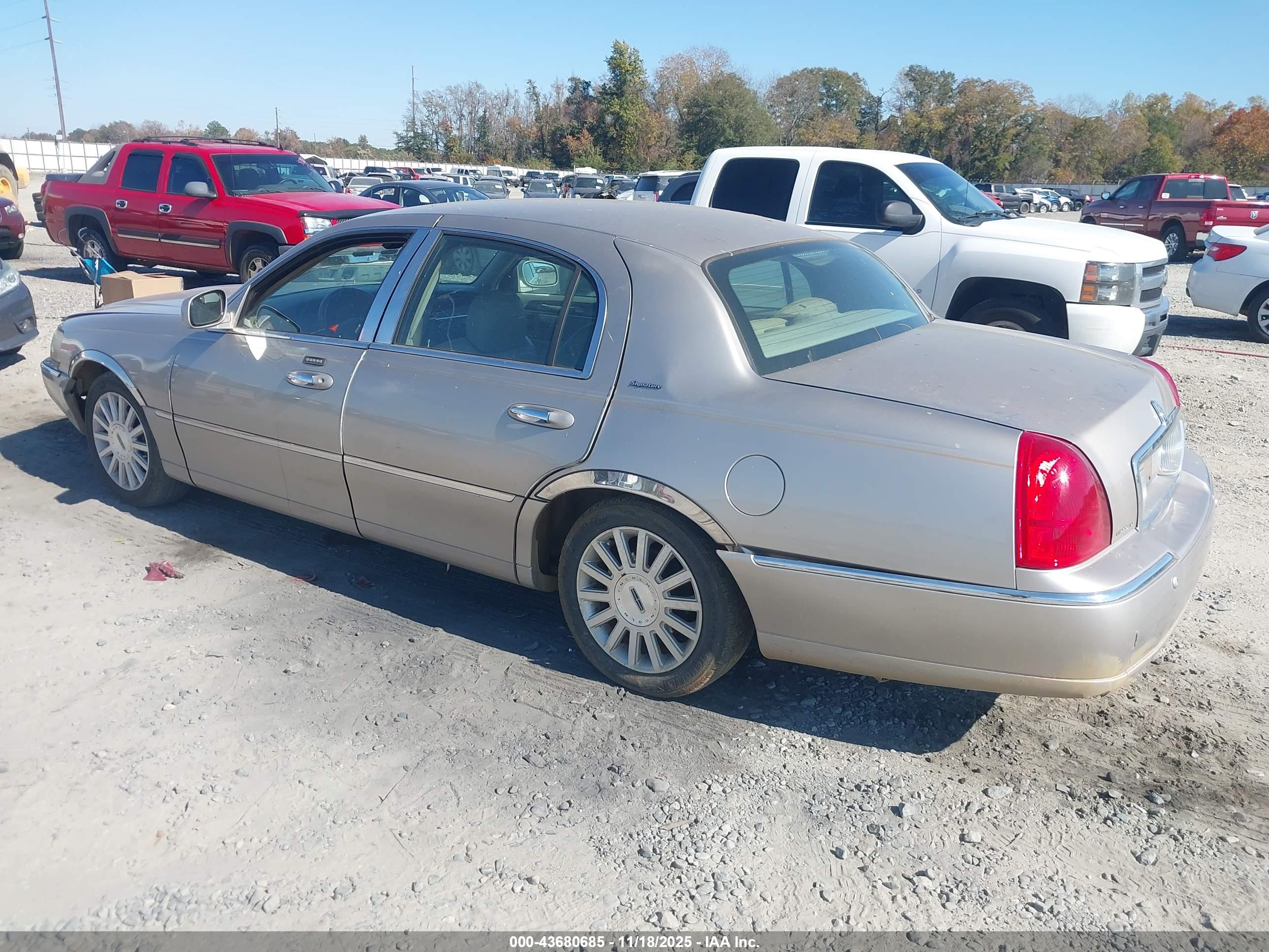 LINCOLN TOWN image 3