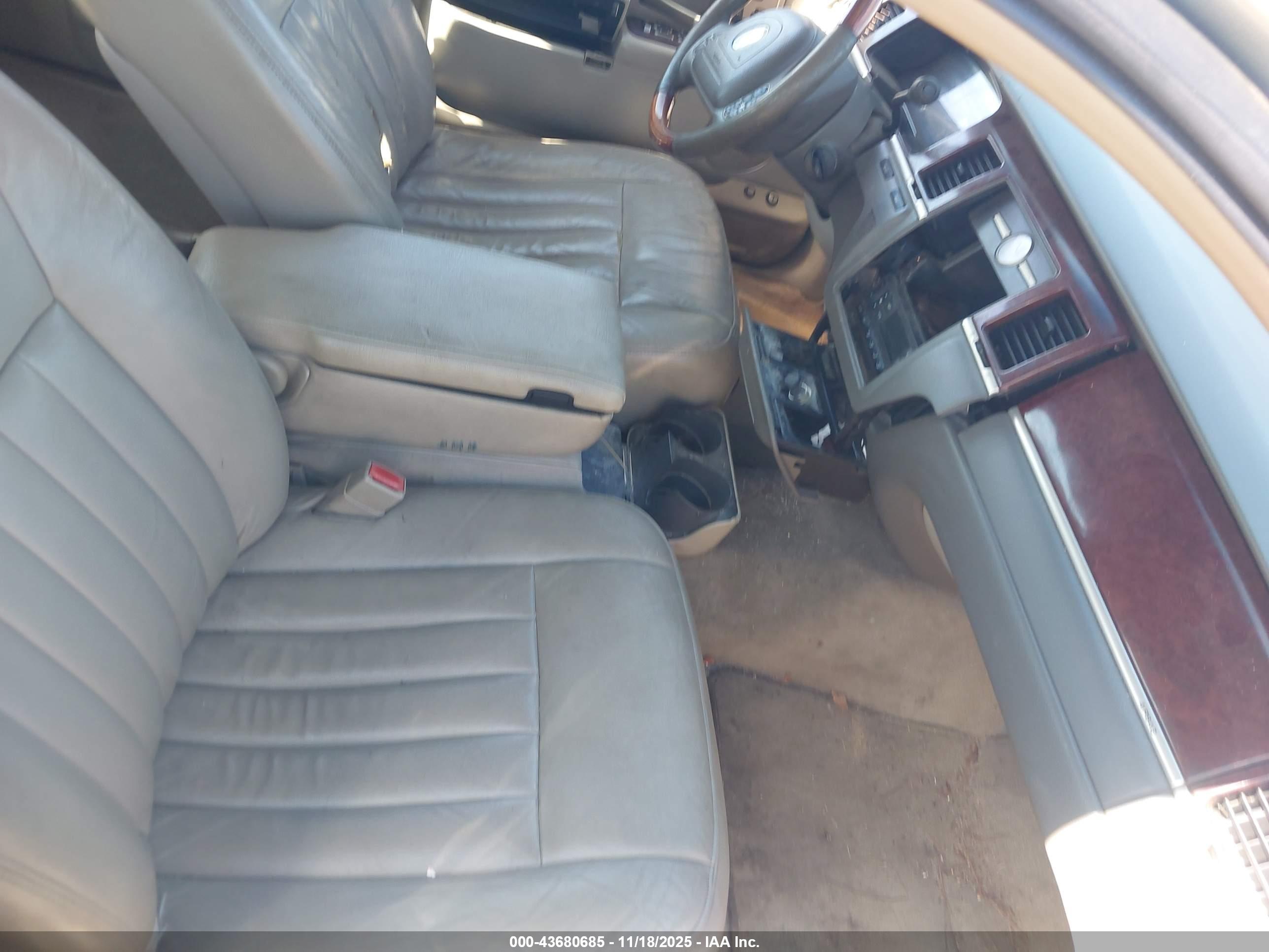 LINCOLN TOWN image 5
