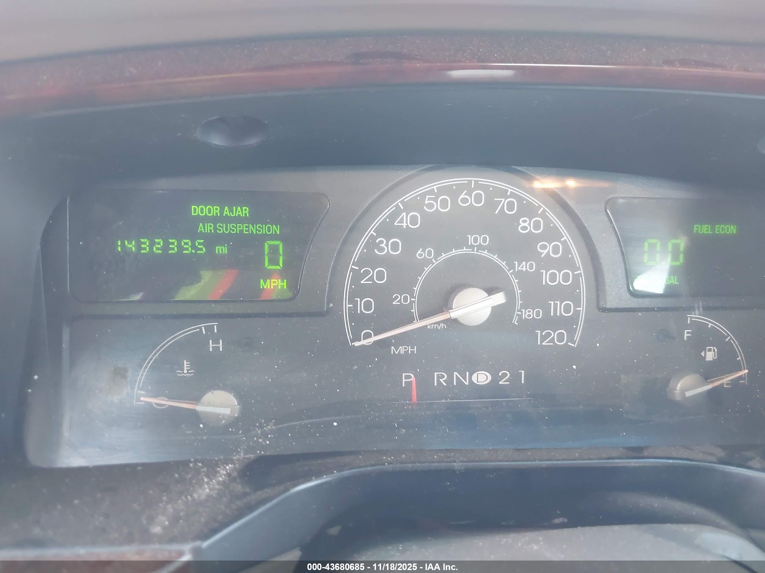 LINCOLN TOWN image 7