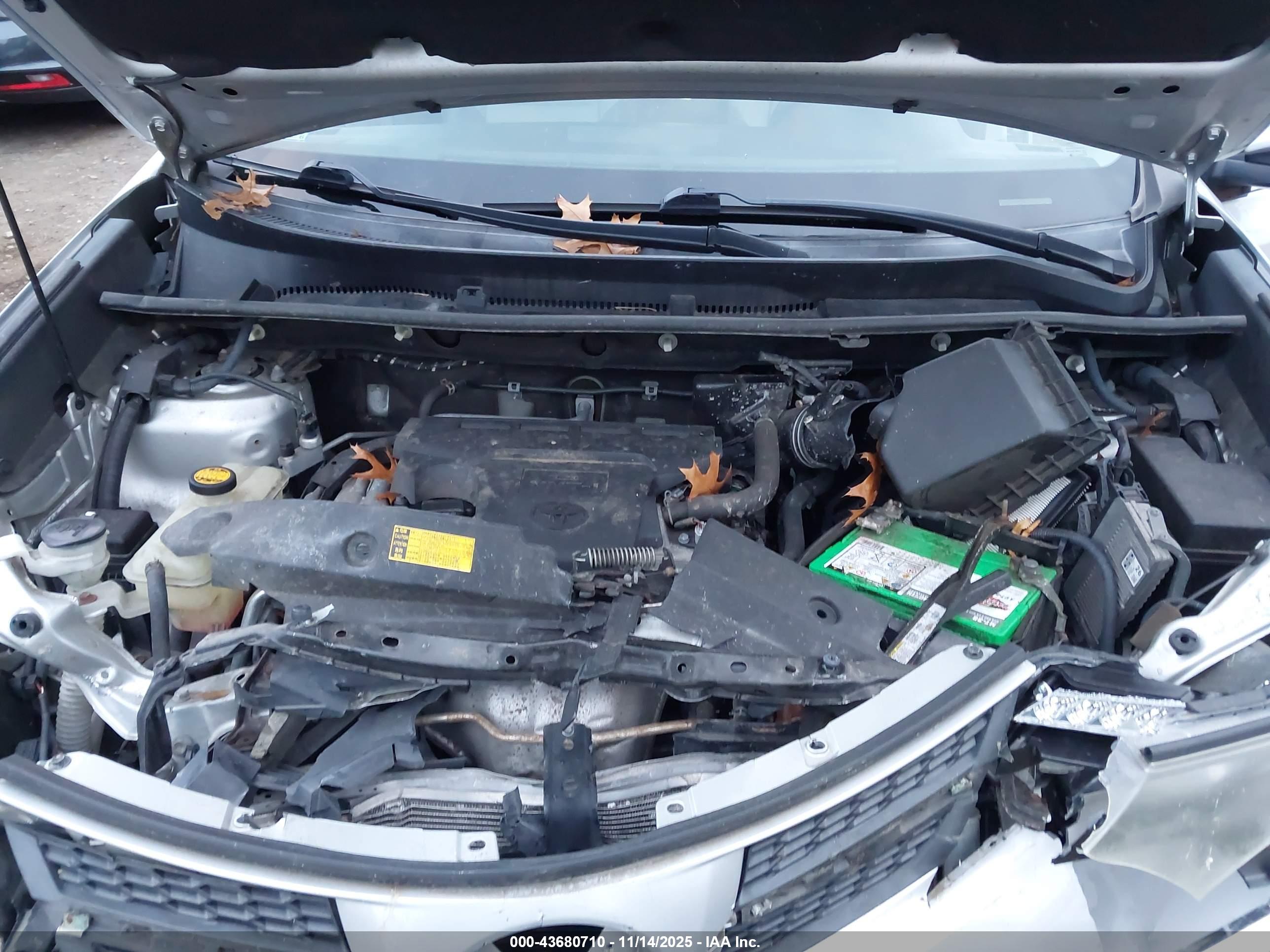 TOYOTA RAV4 image 10