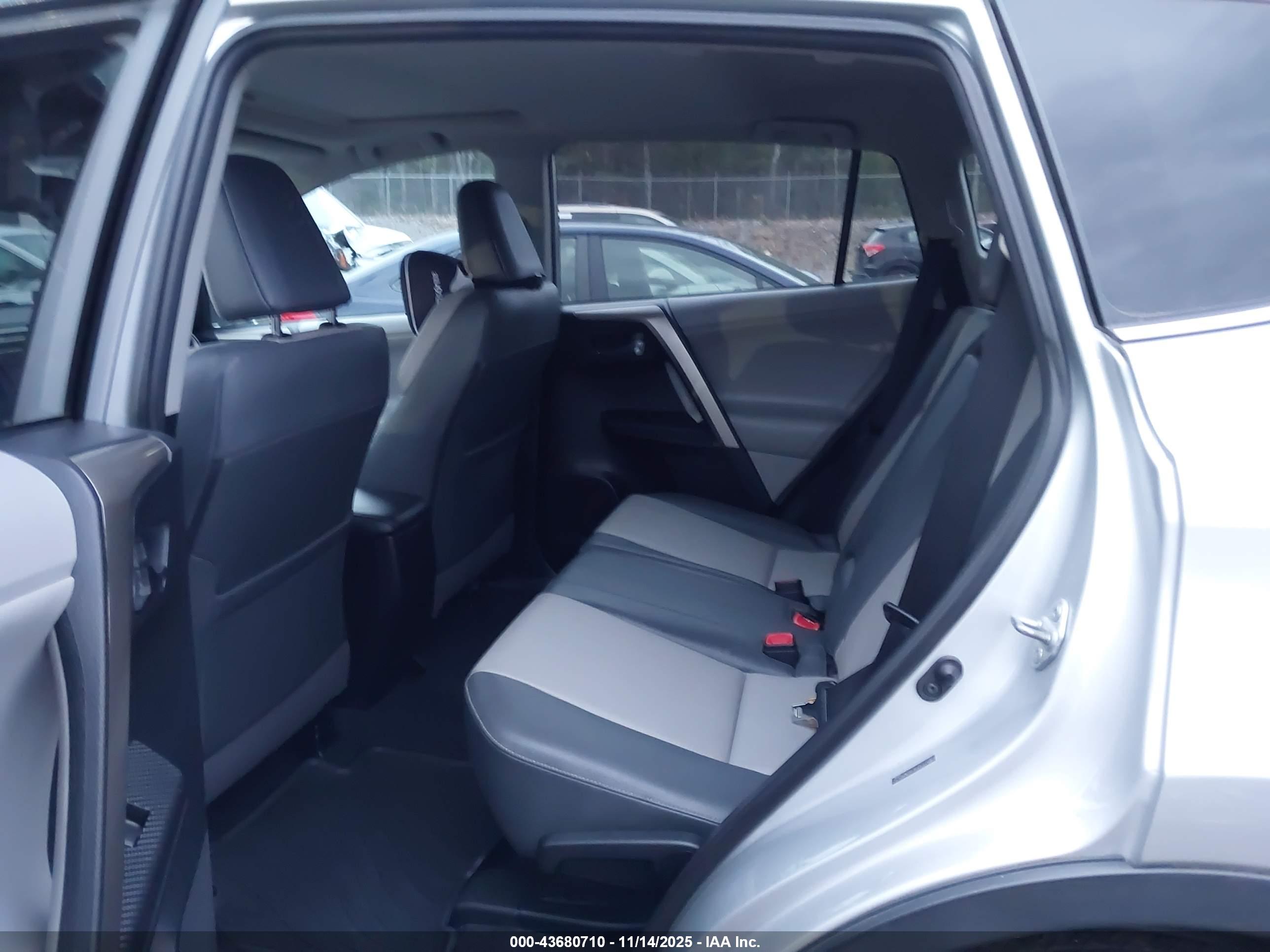 TOYOTA RAV4 image 8