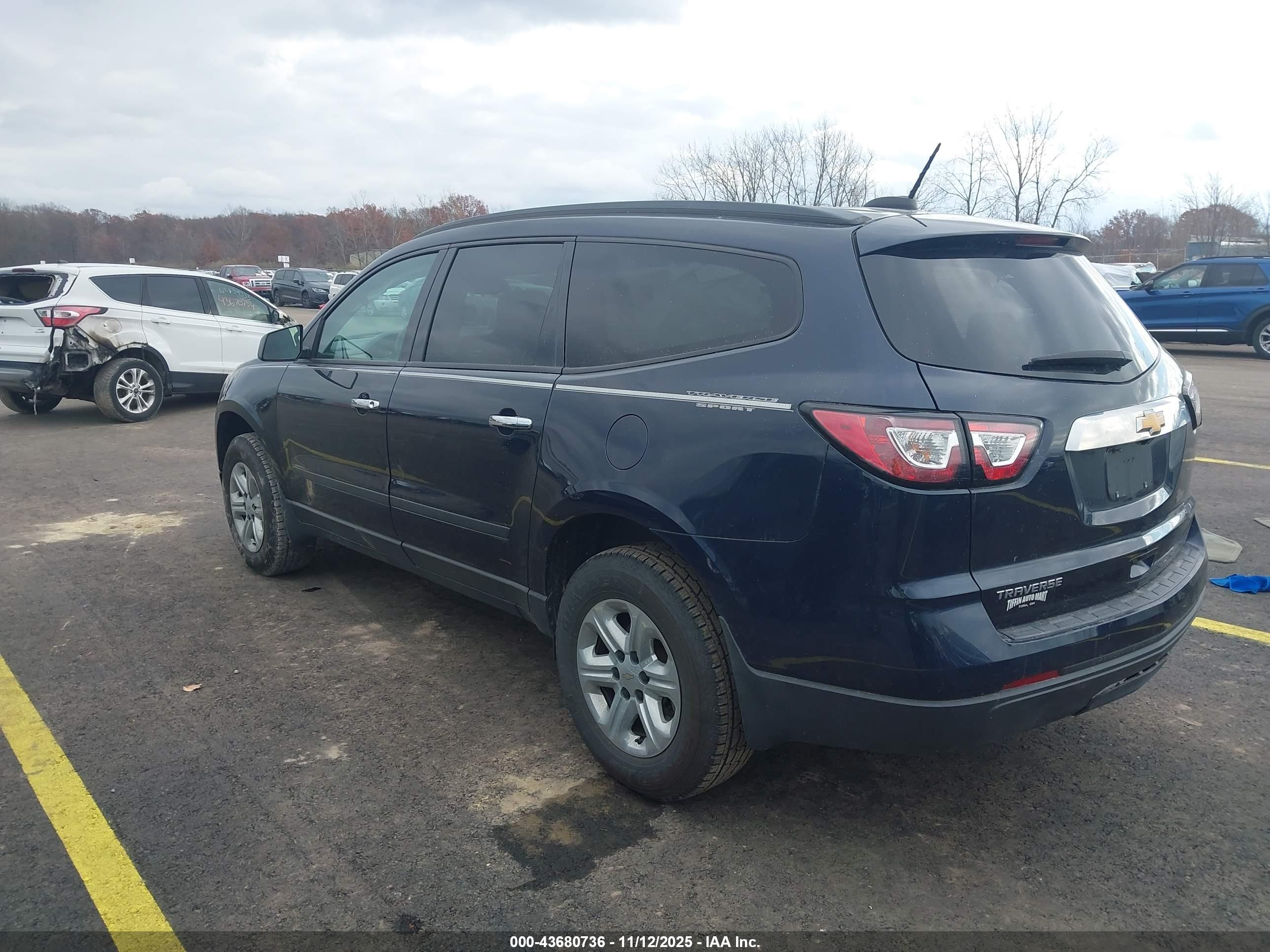 CHEVROLET TRAVERSE image 3