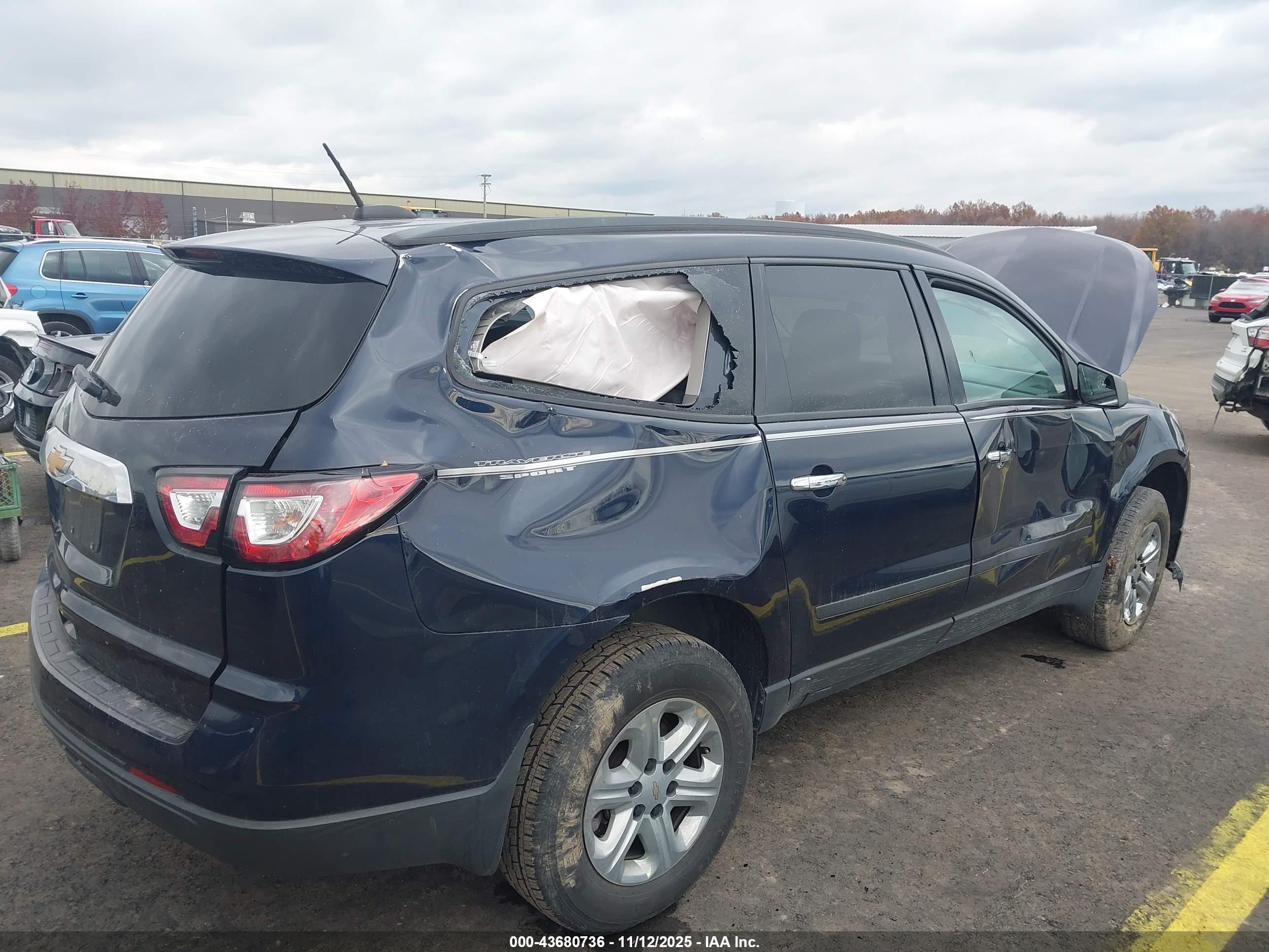 CHEVROLET TRAVERSE image 6