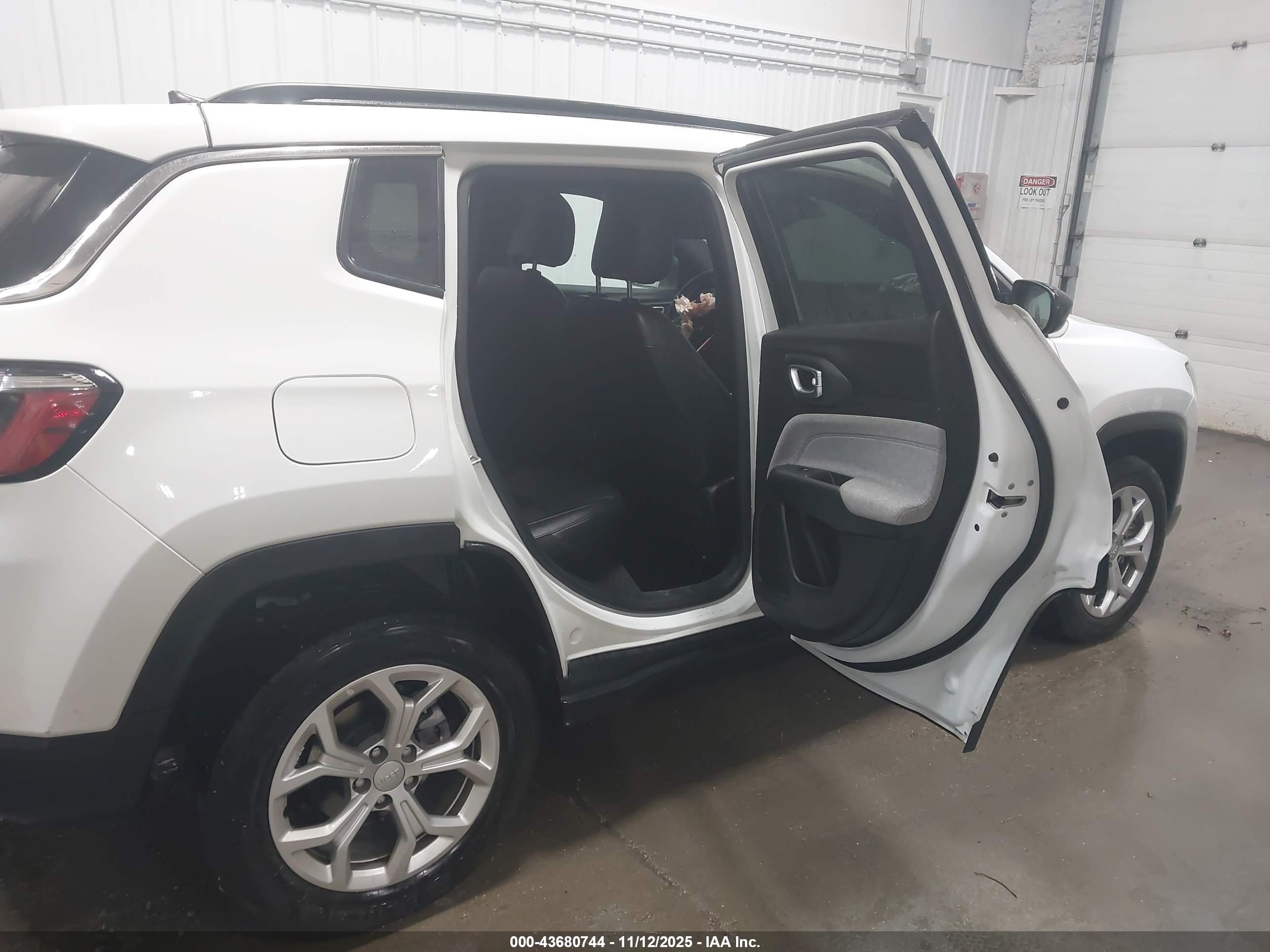 JEEP COMPASS image 8