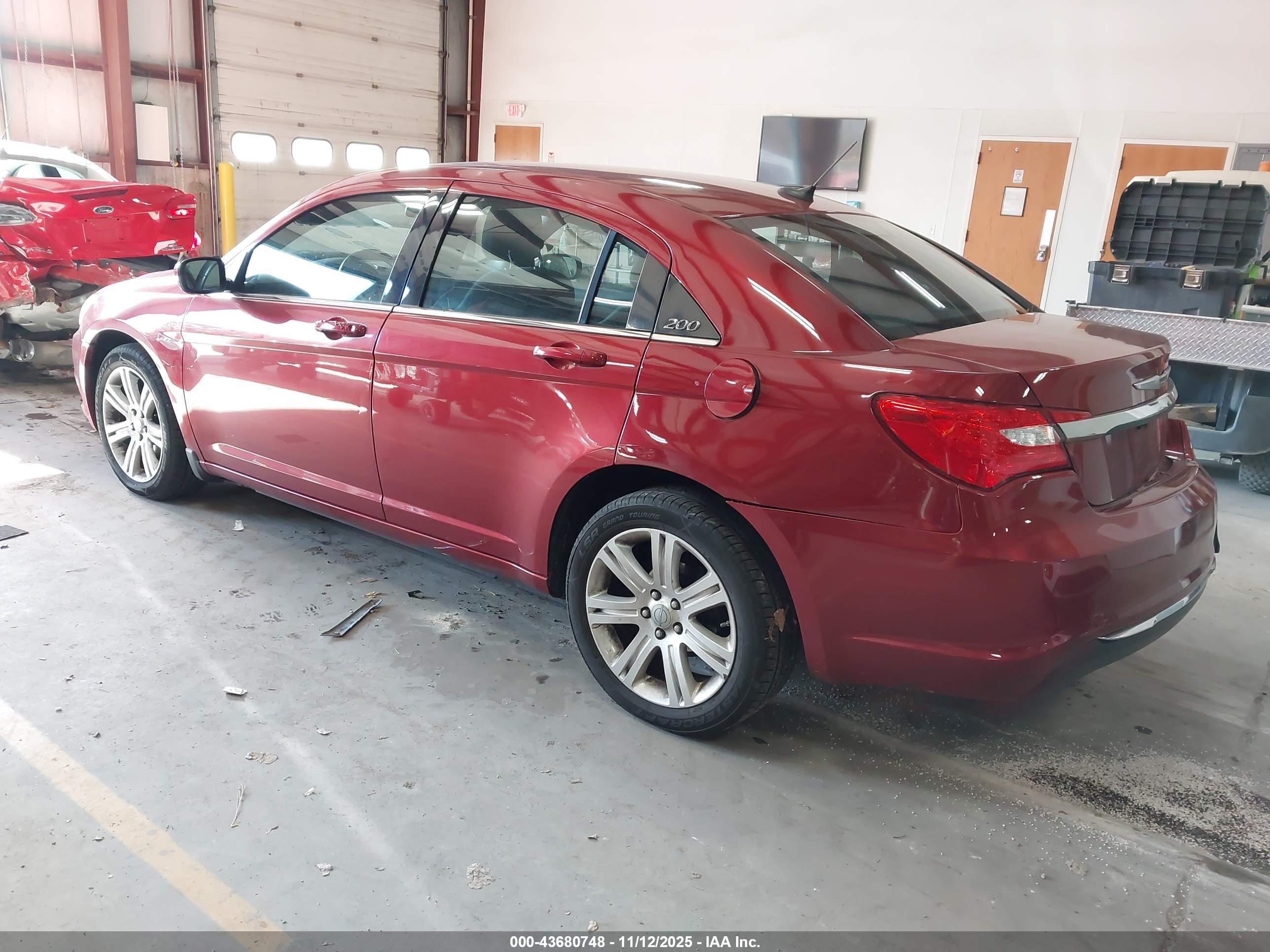 CHRYSLER 200 image 3