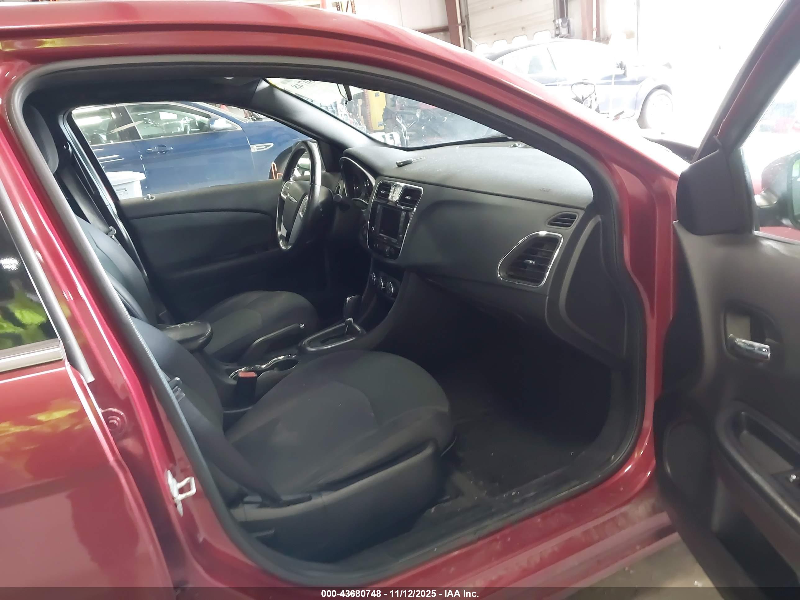 CHRYSLER 200 image 5