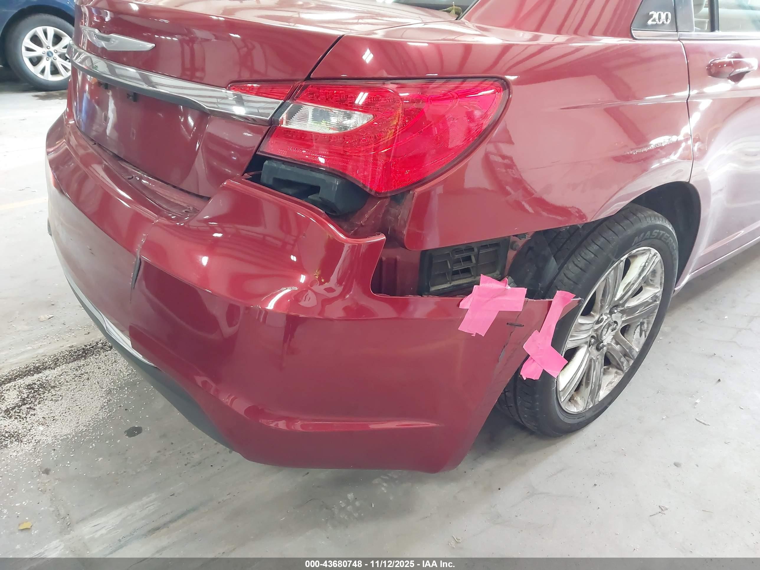 CHRYSLER 200 image 6
