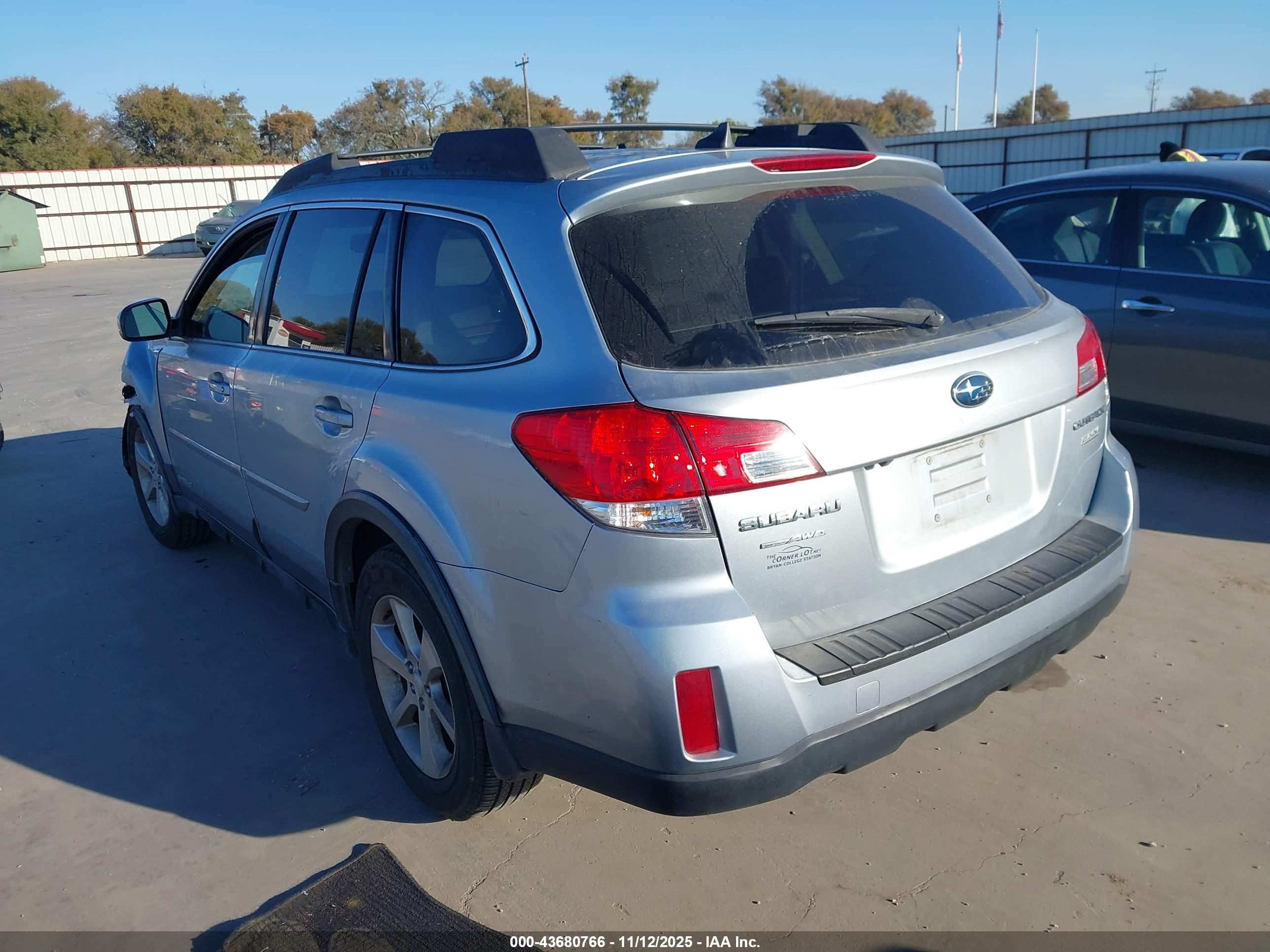SUBARU OUTBACK image 3