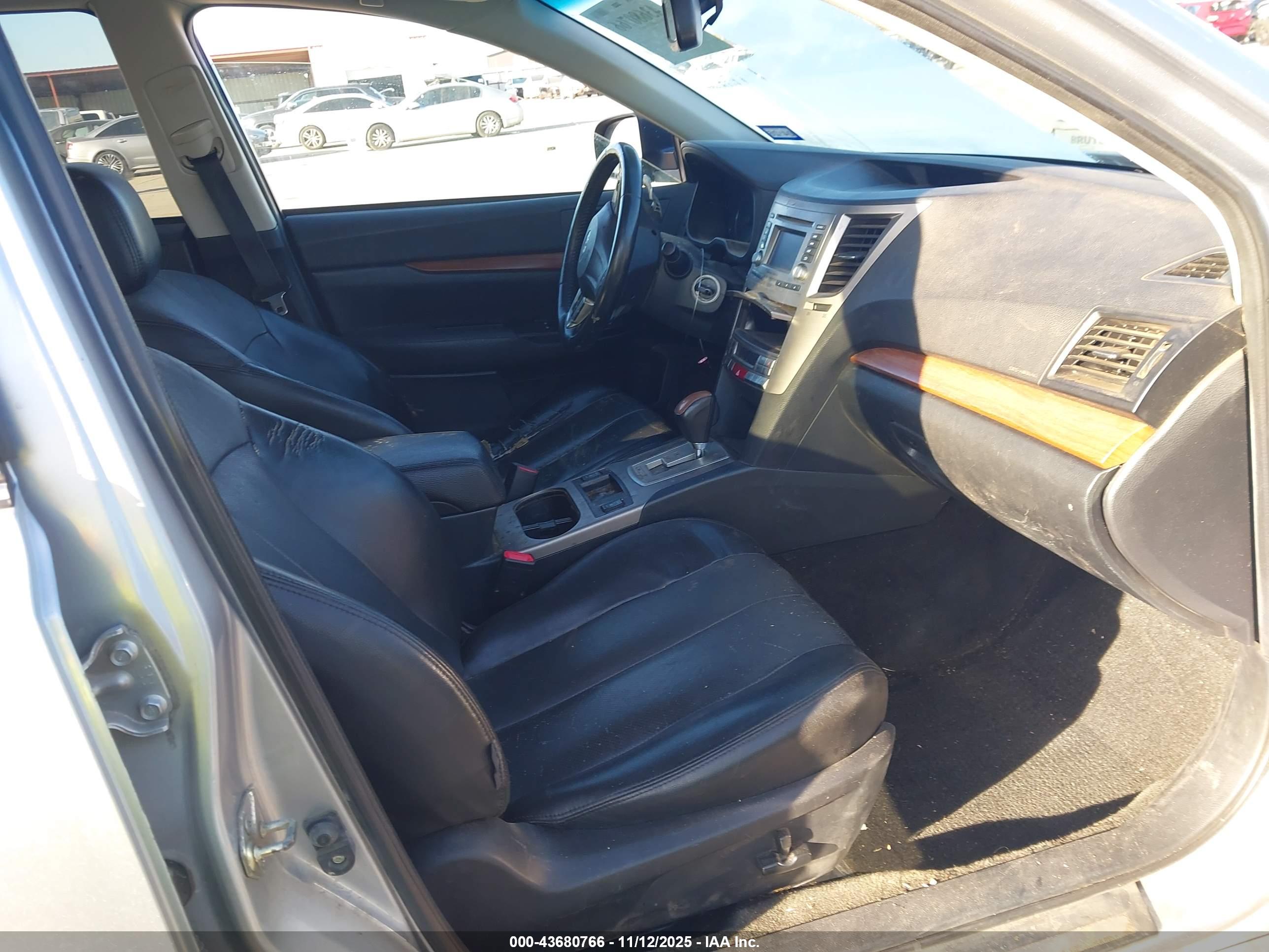 SUBARU OUTBACK image 5