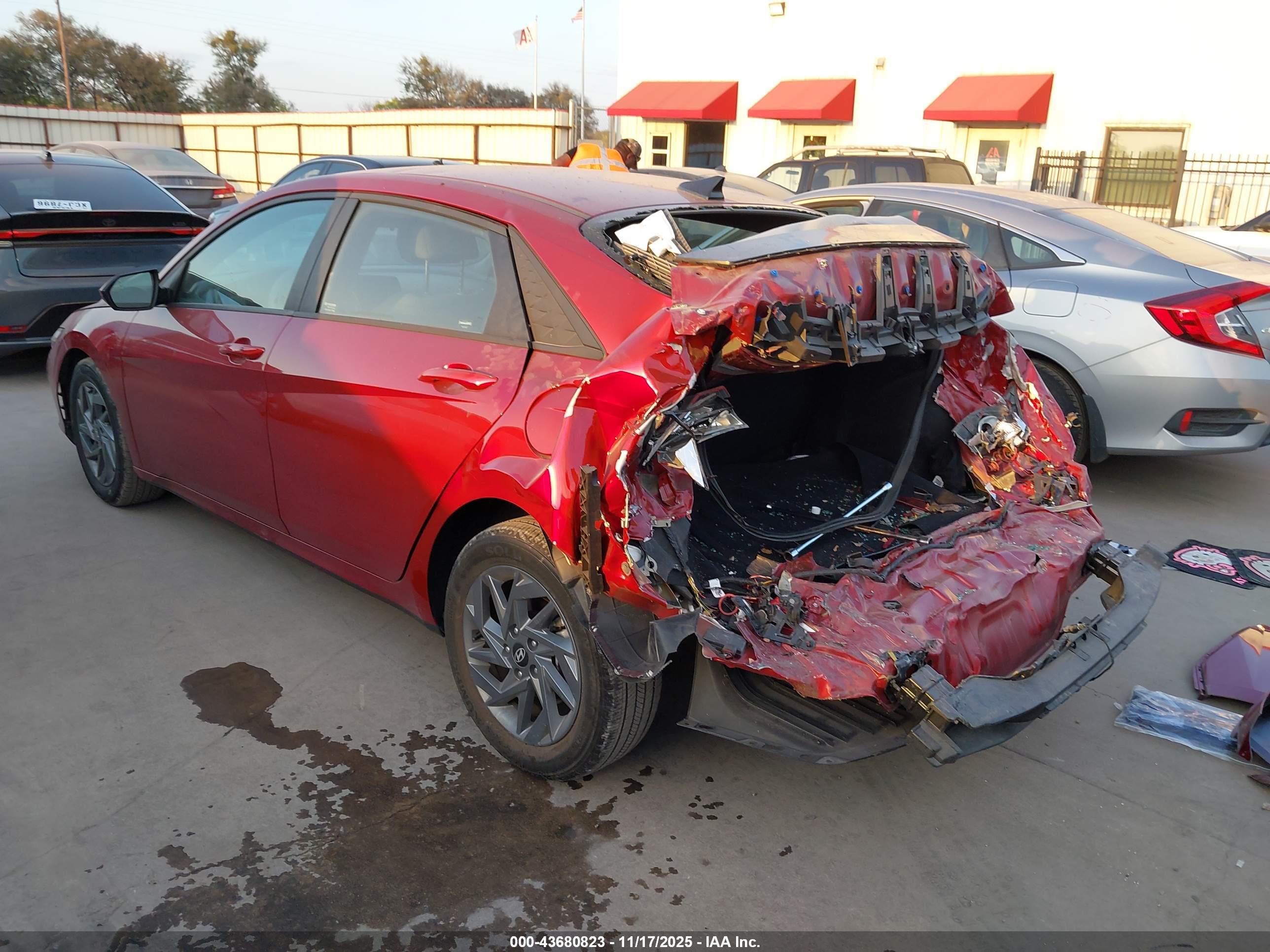 HYUNDAI ELANTRA image 3