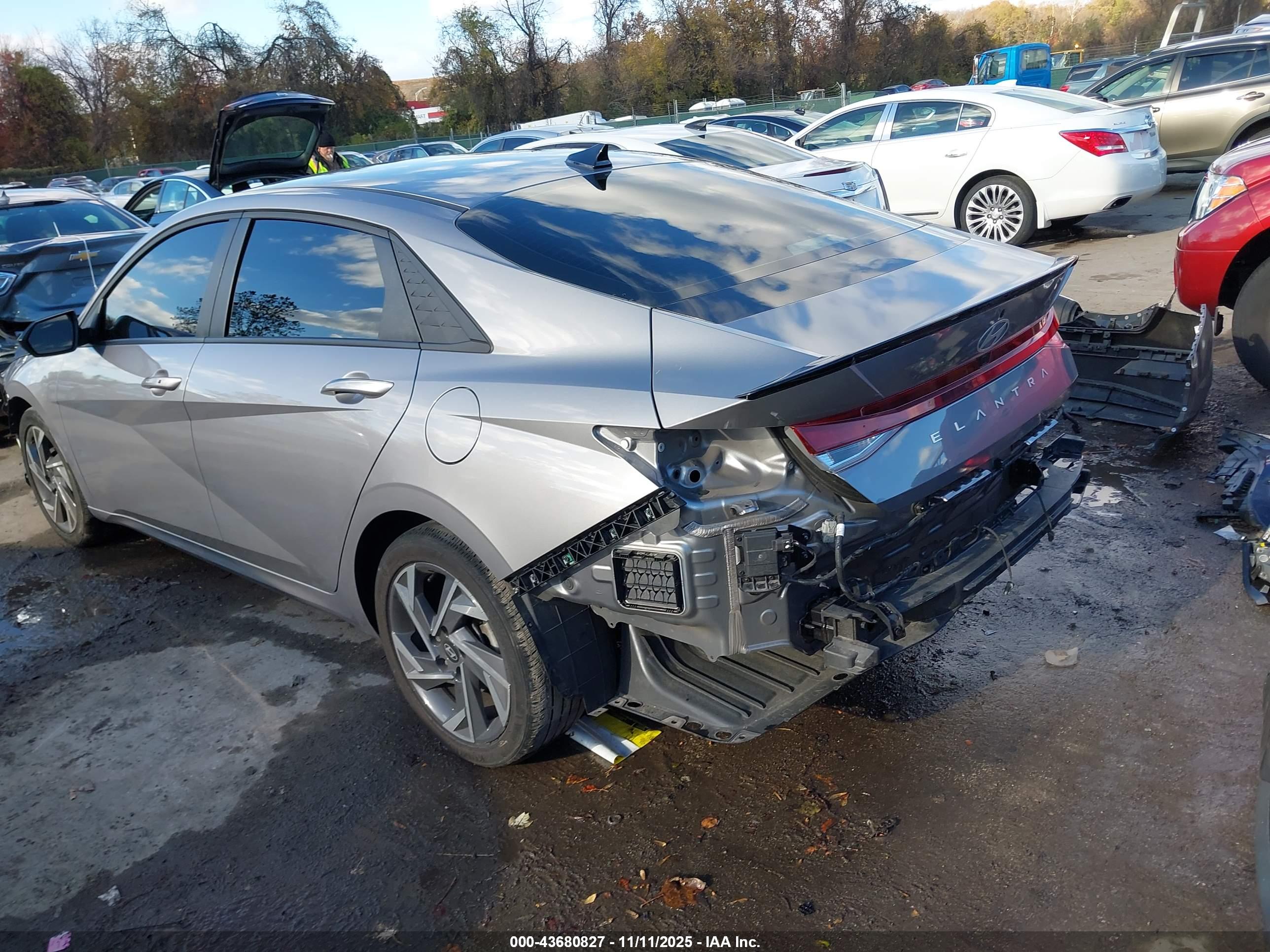 HYUNDAI ELANTRA image 3