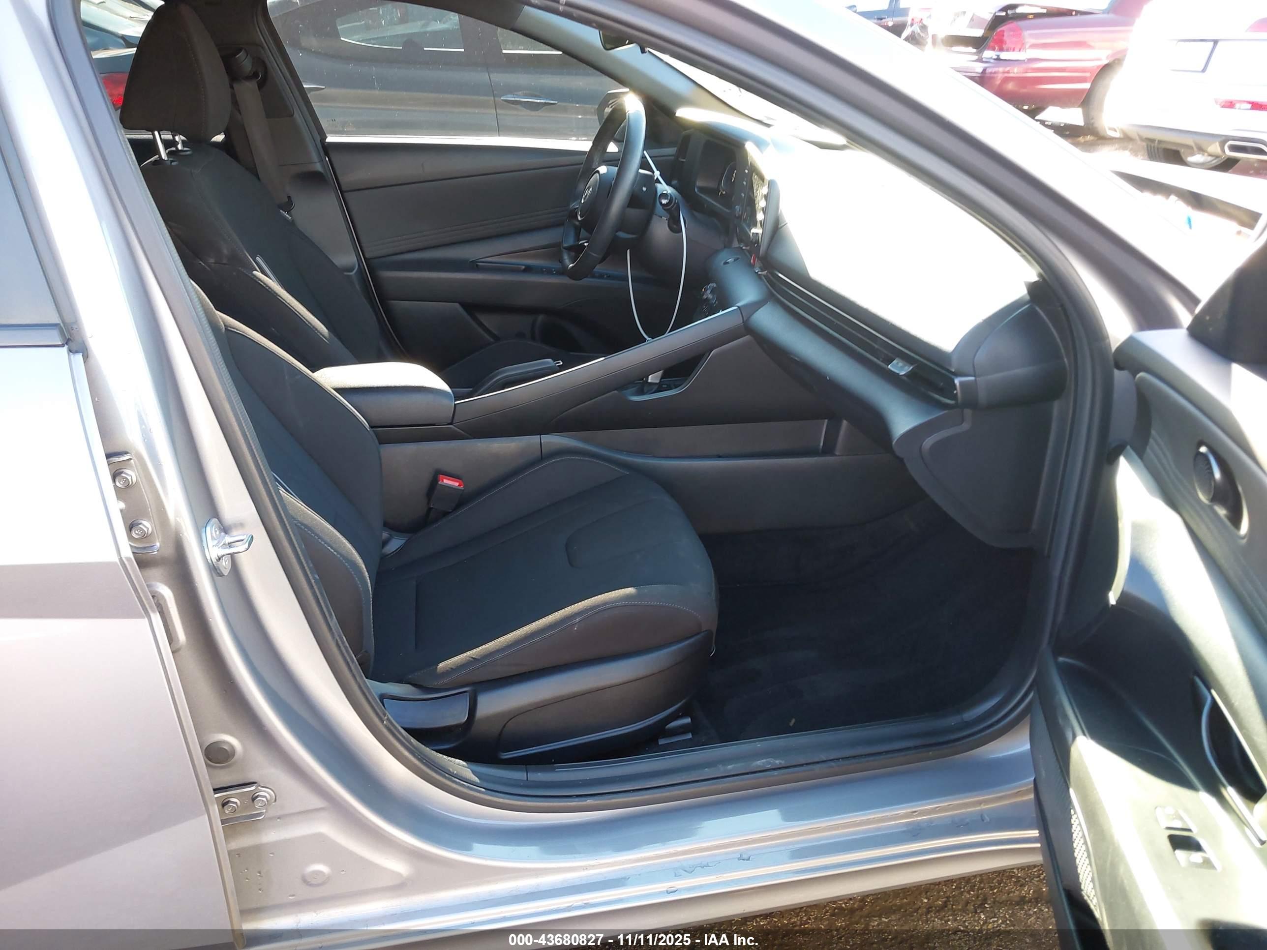 HYUNDAI ELANTRA image 5