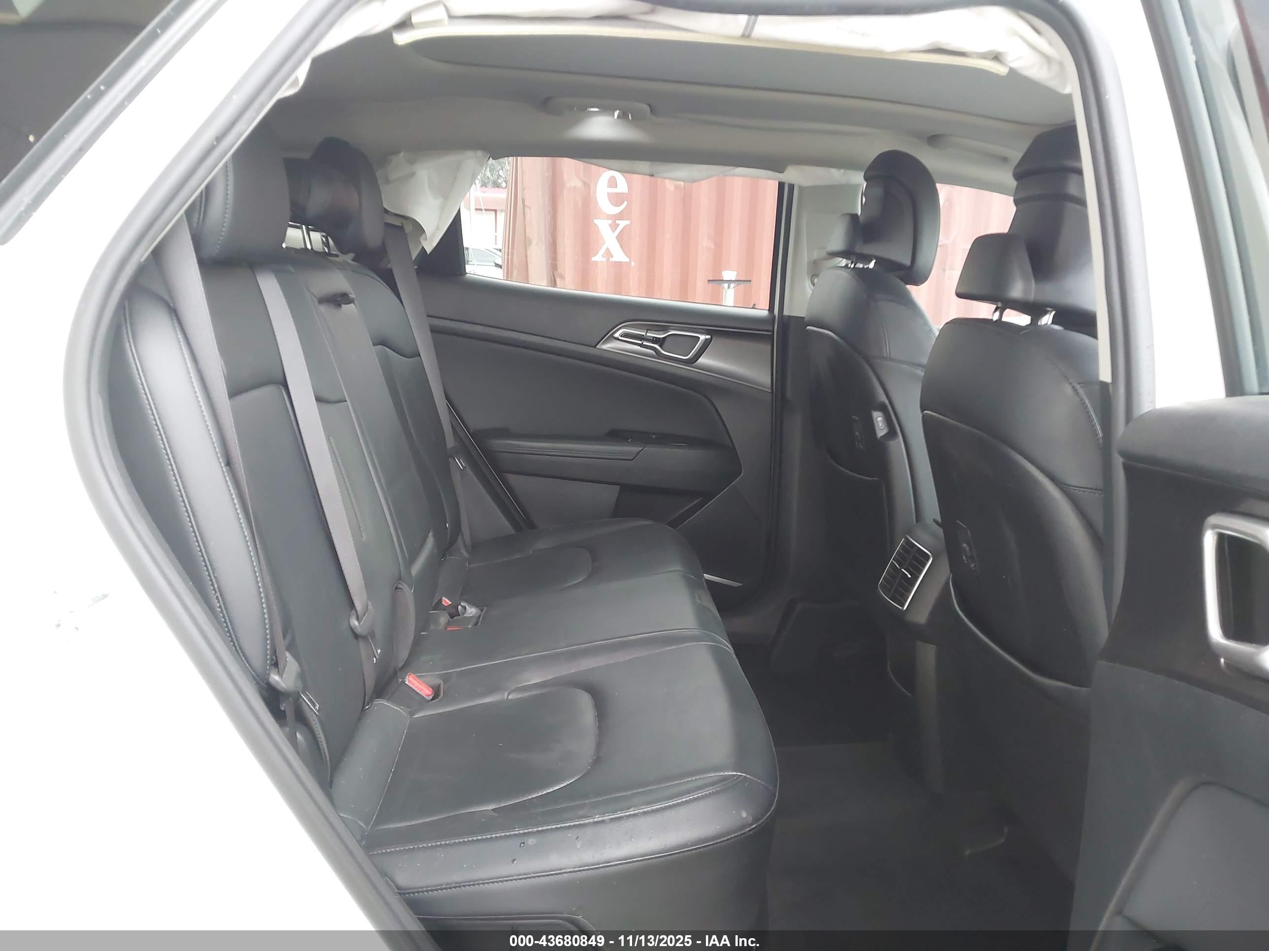 KIA SPORTAGE image 8