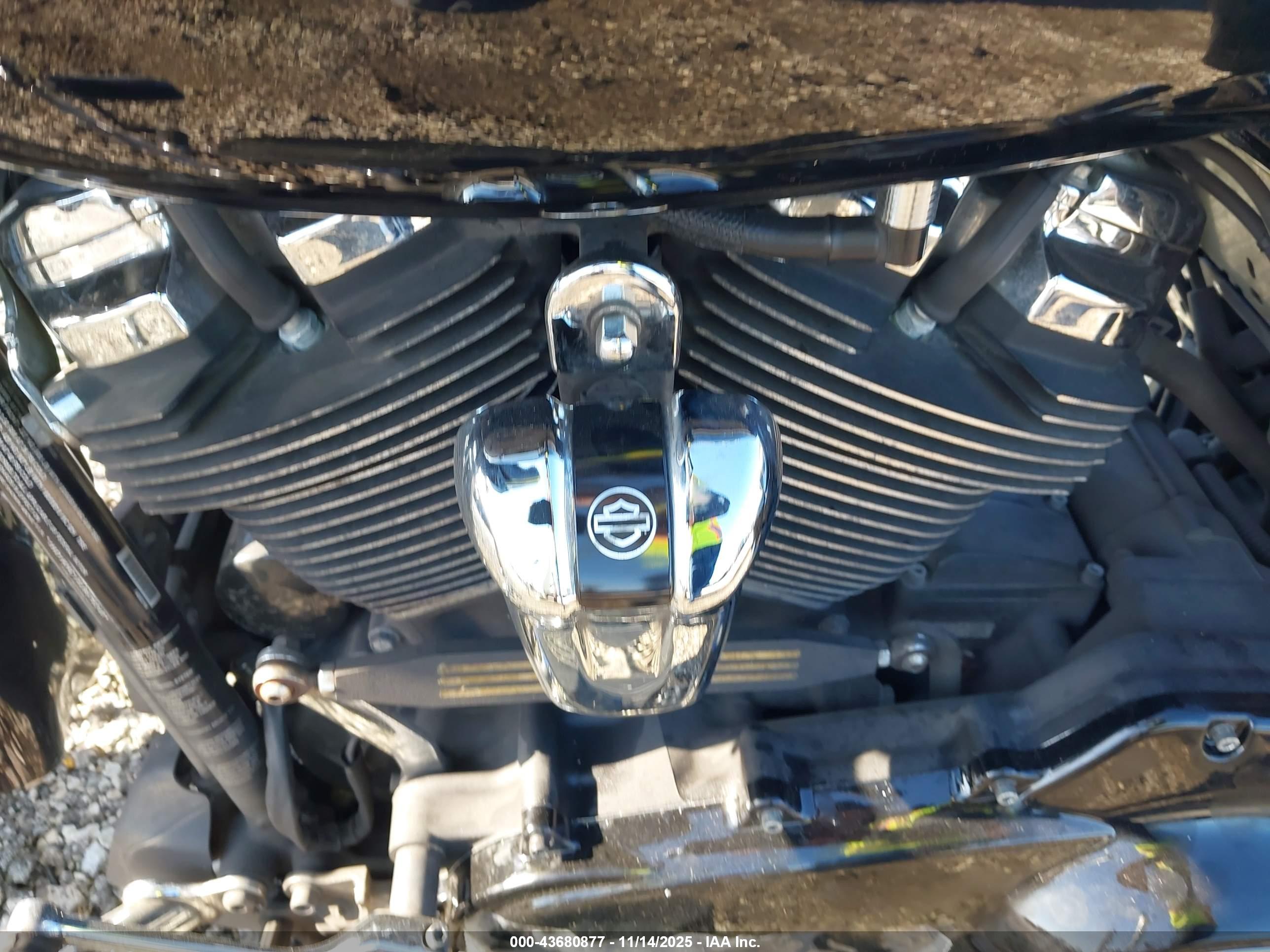 HARLEY-DAVIDSON FLTRX image 9