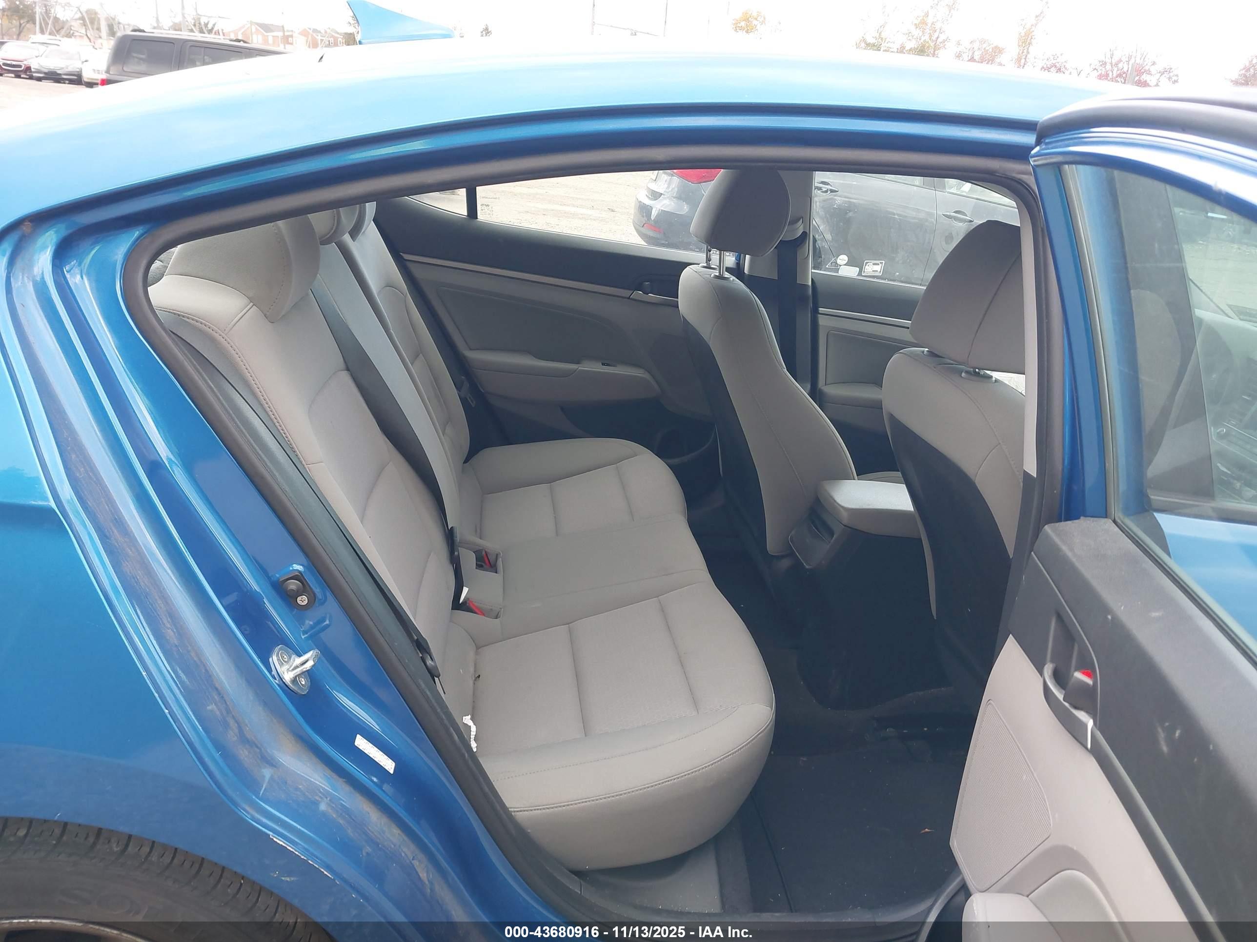 HYUNDAI ELANTRA image 8