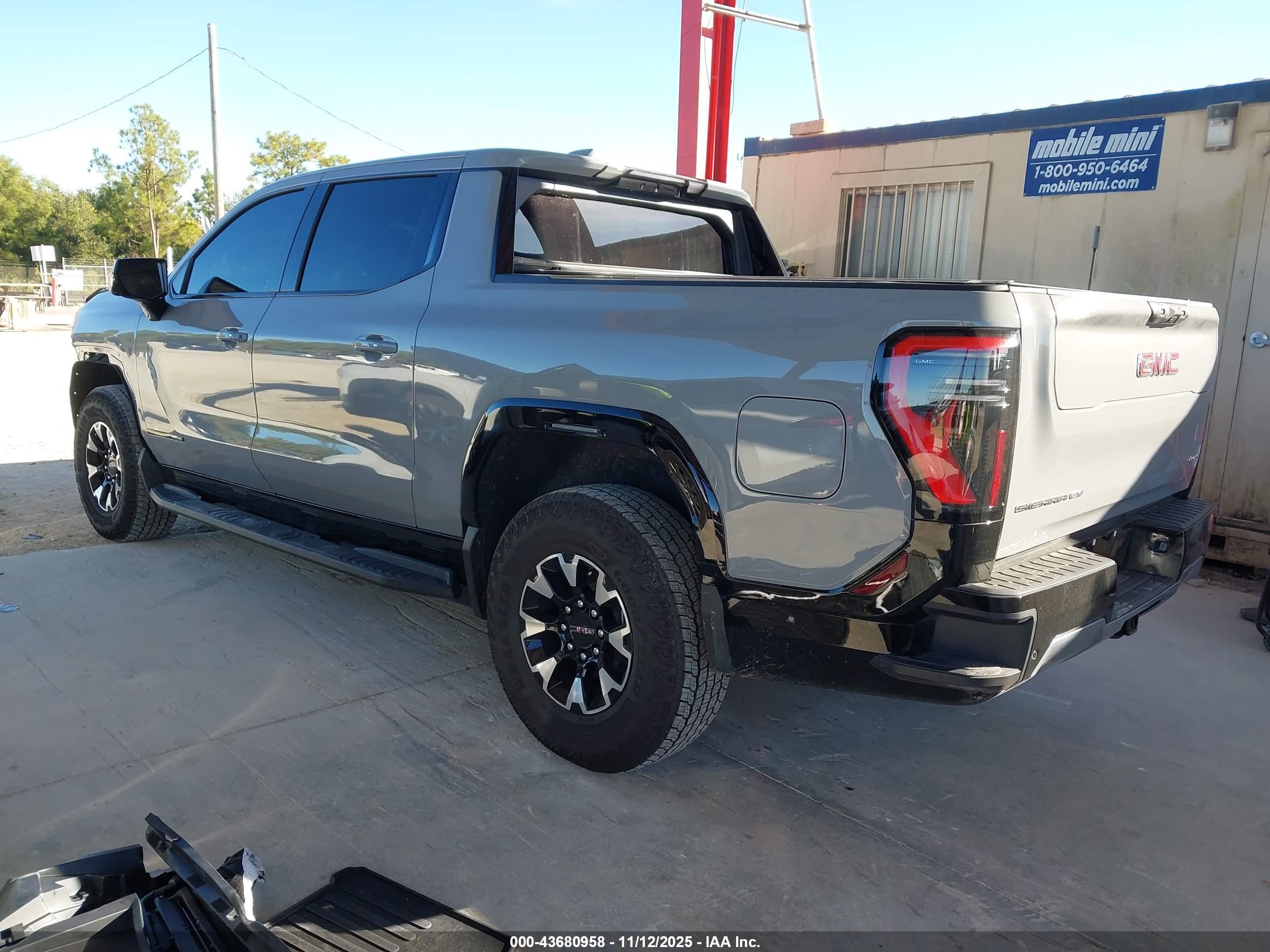 GMC SIERRA image 3