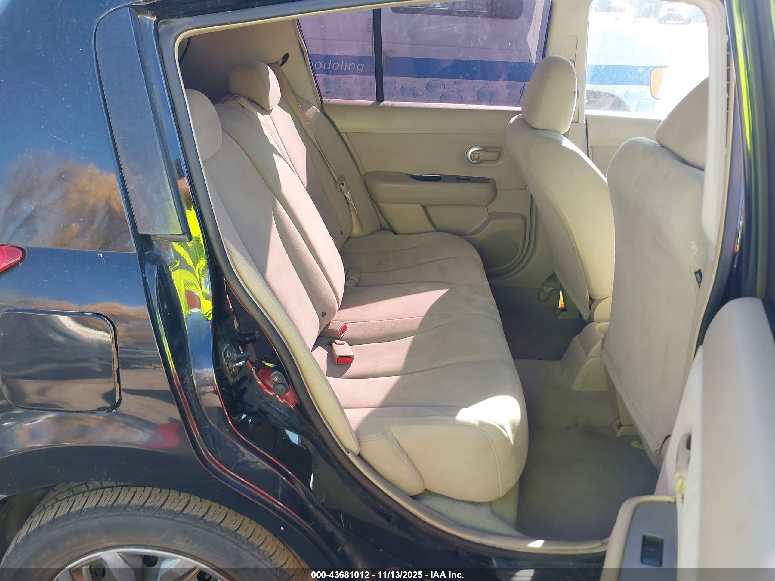 NISSAN VERSA image 8