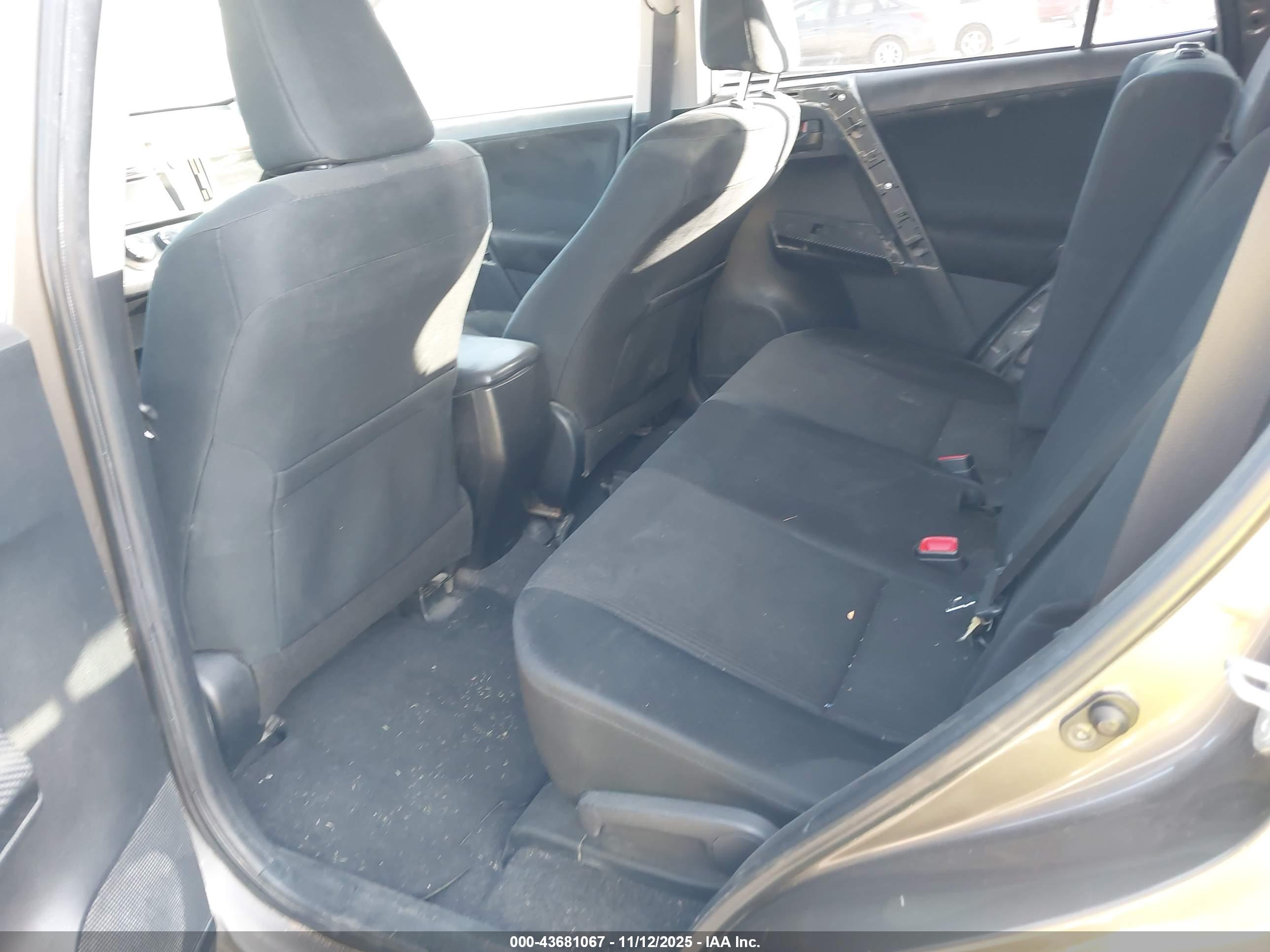 TOYOTA RAV4 image 8