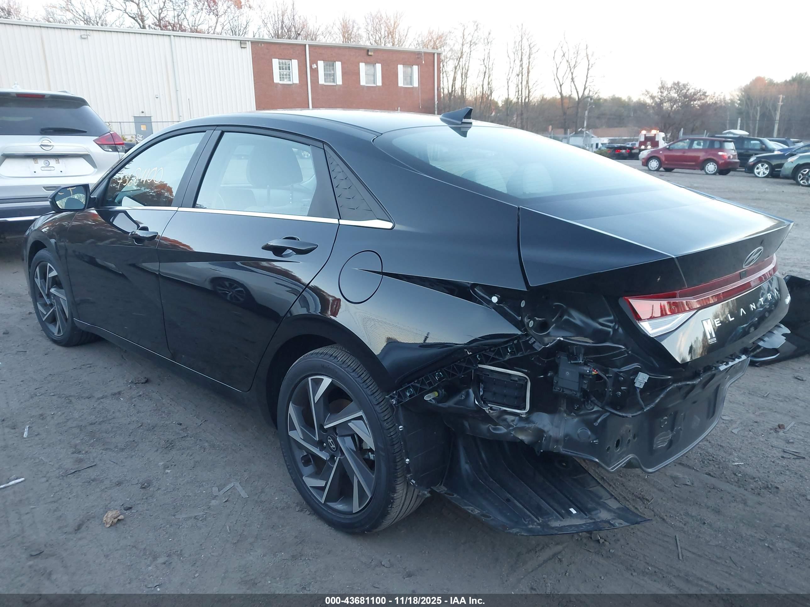HYUNDAI ELANTRA image 3