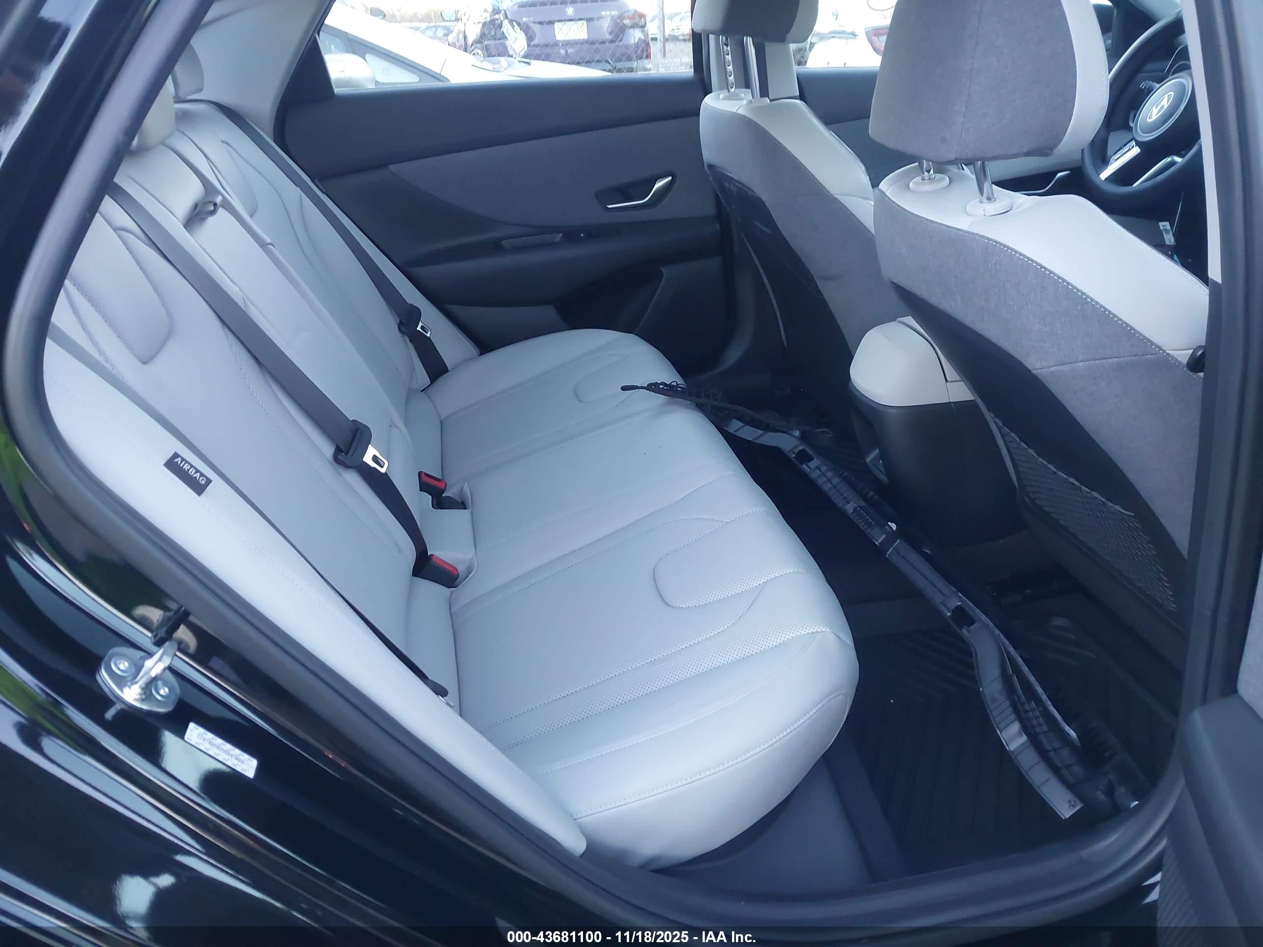 HYUNDAI ELANTRA image 8
