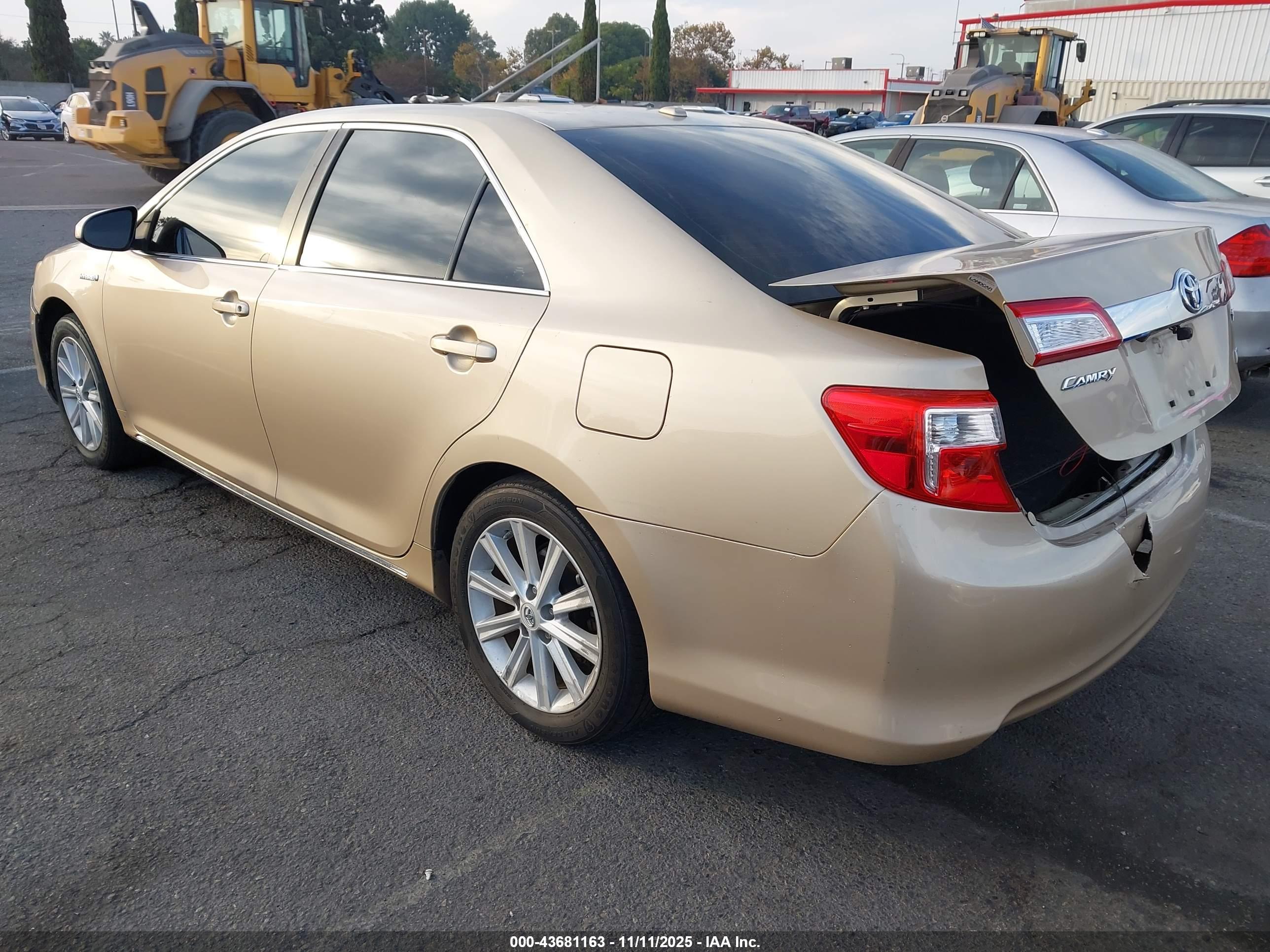 TOYOTA CAMRY image 3