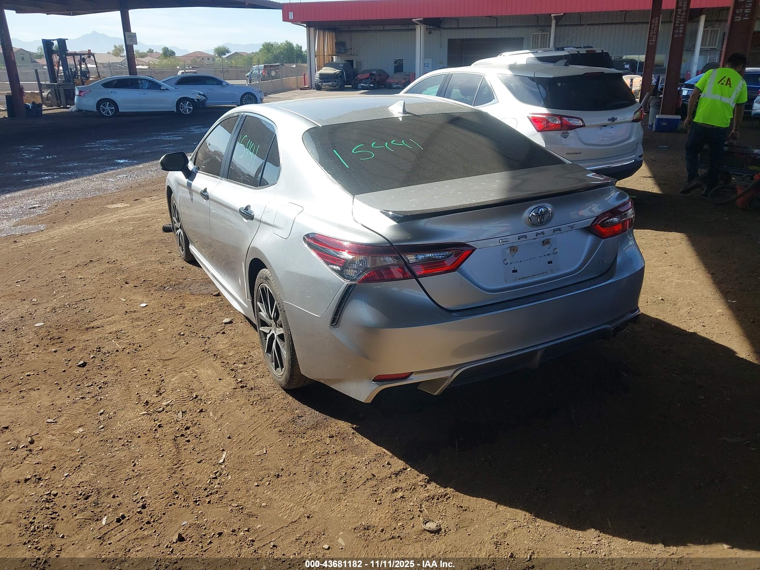 TOYOTA CAMRY image 4