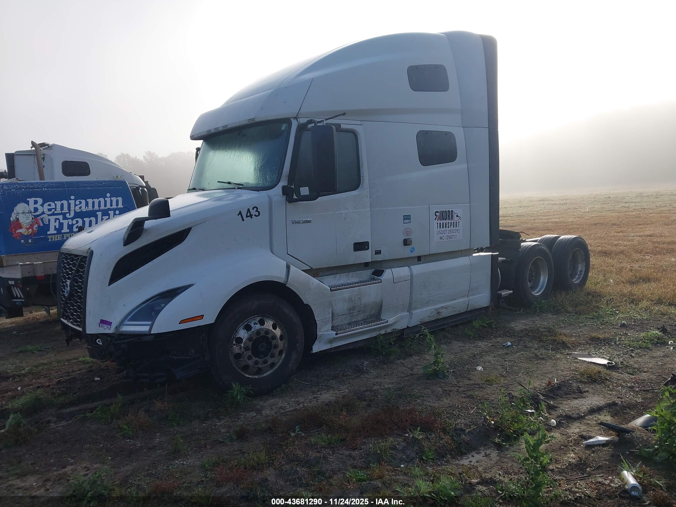 VOLVO VNL image 2