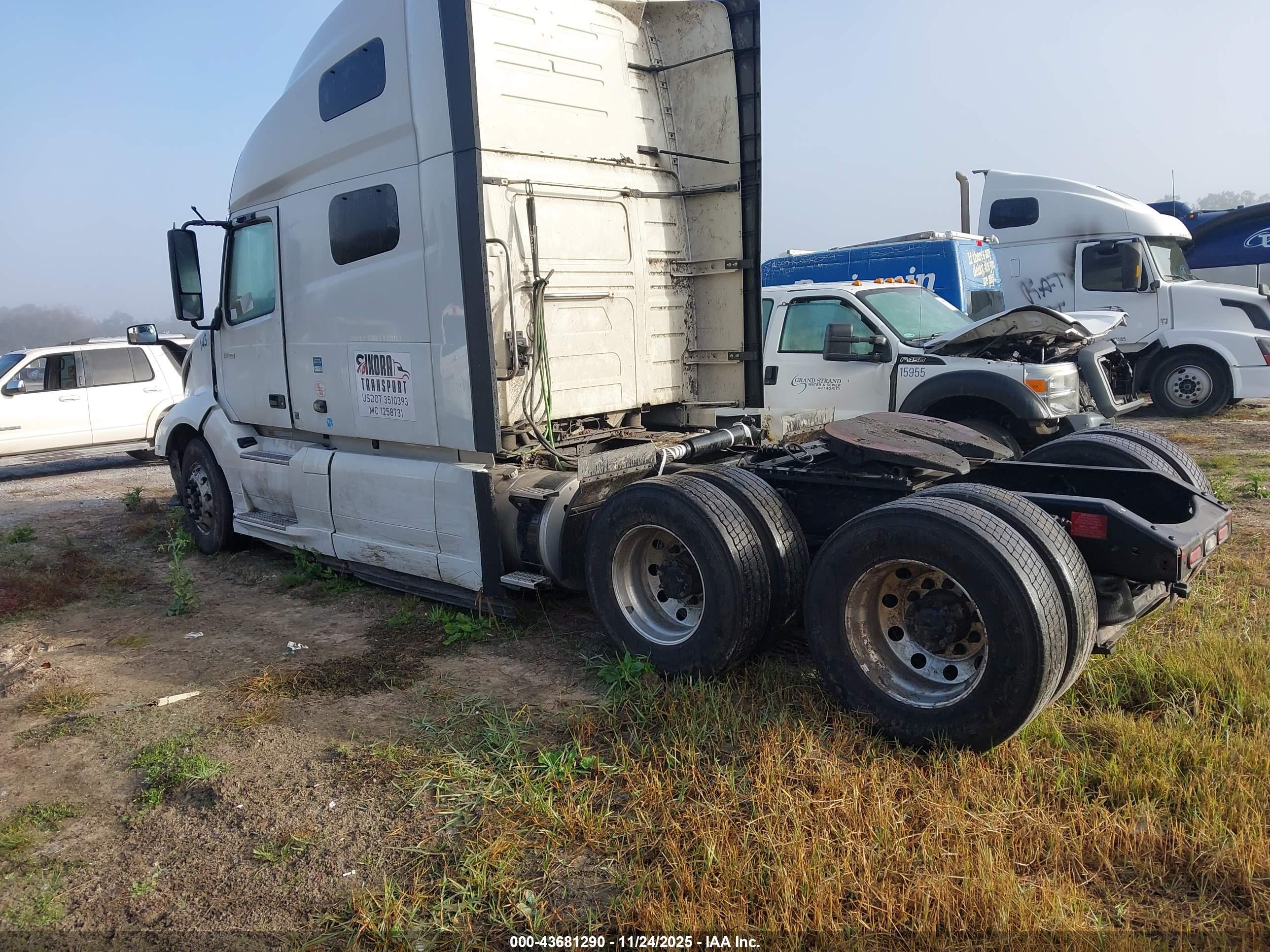 VOLVO VNL image 3