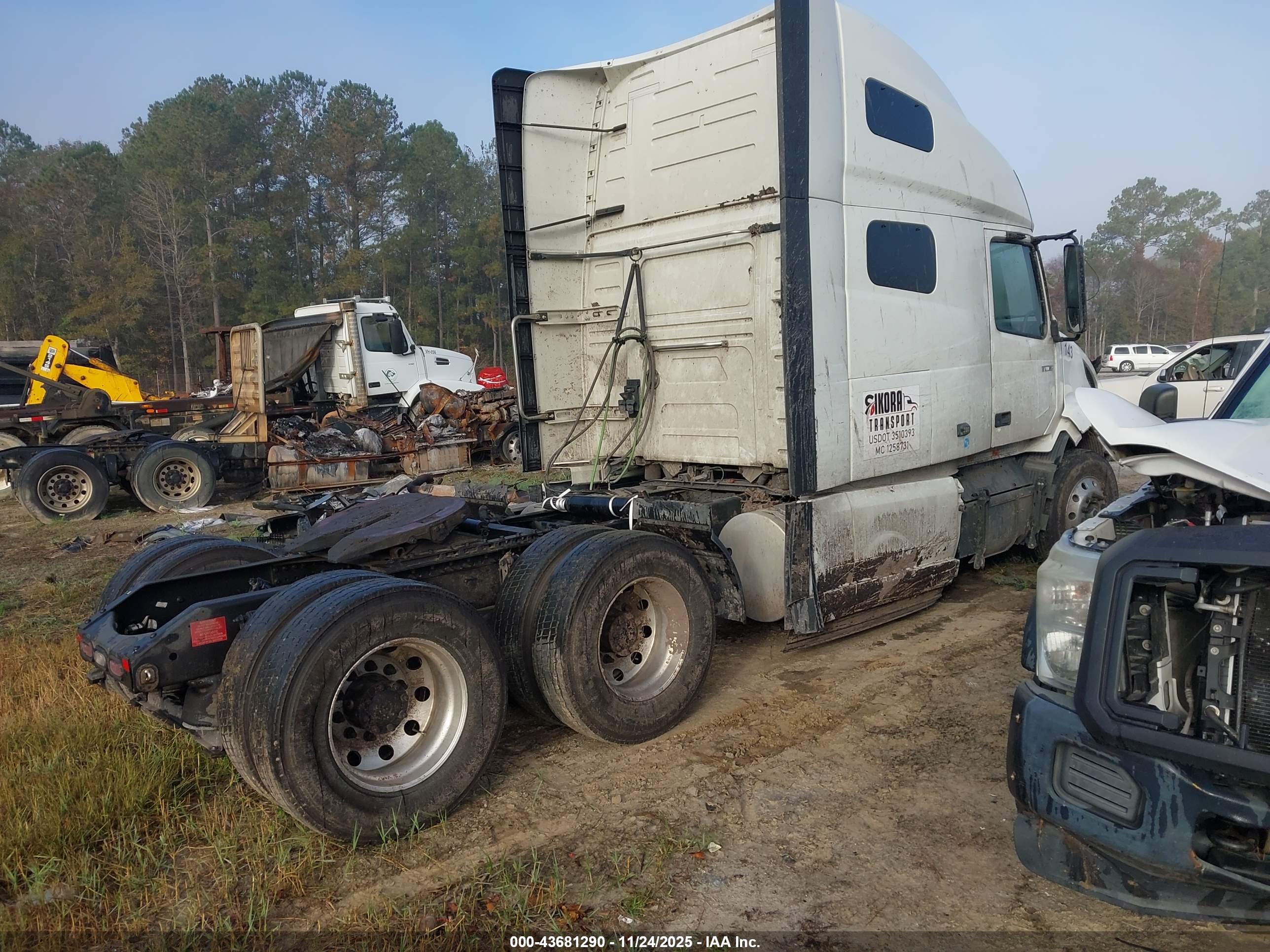 VOLVO VNL image 4